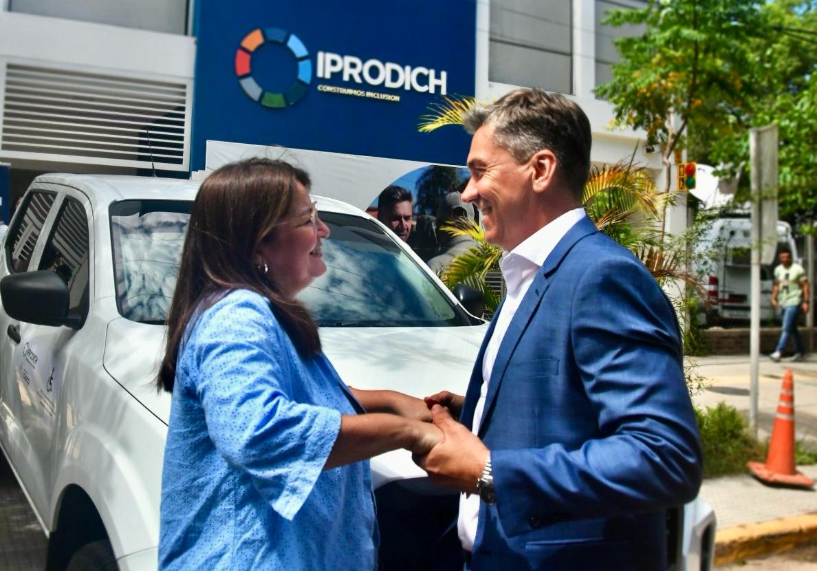 *EL GOBERNADOR ZDERO ENTREGÓ A IPRODICH UN VEHÍCULO 4X4 PARA OPERATIVOS Y TRASLADOS DE PERSONAS CON DISCAPACIDAD*