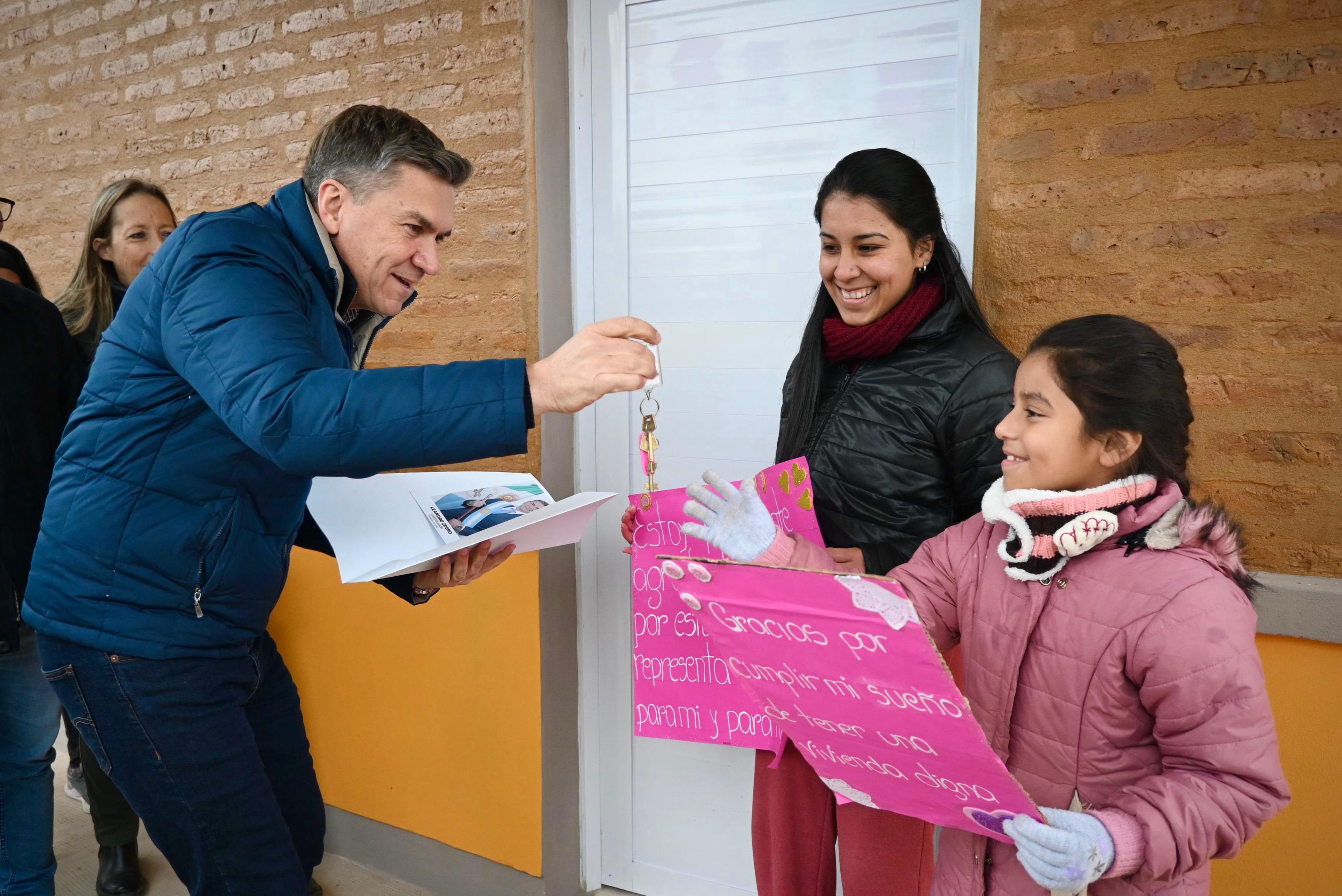 EL SAUZALITO: EL GOBERNADOR ZDERO ENTREGÓ VIVIENDAS ÑACHEC Y AYUDAS TÉCNICAS DE IPRODICH