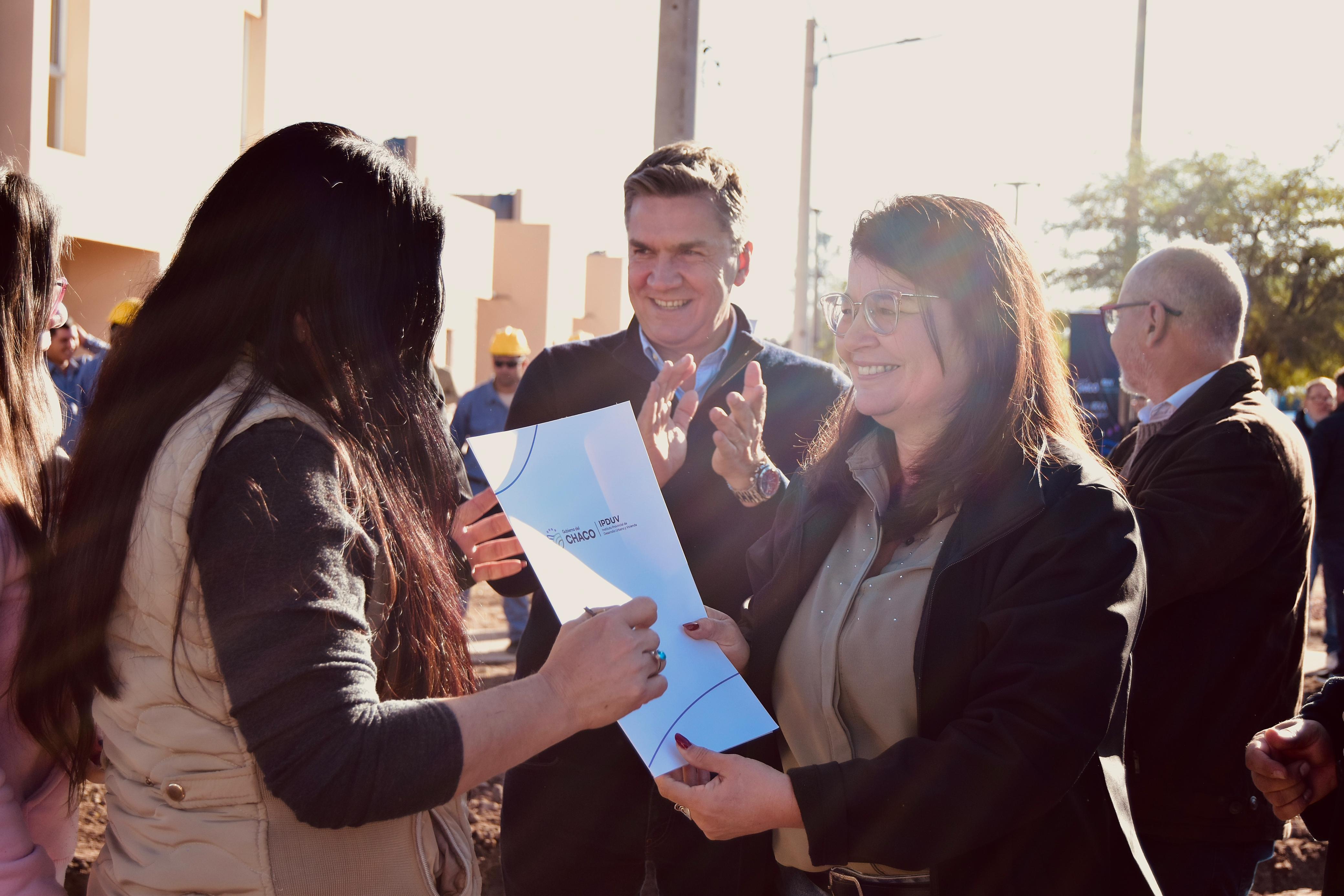 EL GOBERNADOR ZDERO ENTREGÓ VIVIENDAS EN SÁENZ PEÑA: “ESTAMOS CUMPLIENDO NUEVOS SUEÑOS A FAMILIAS CHAQUEÑAS”