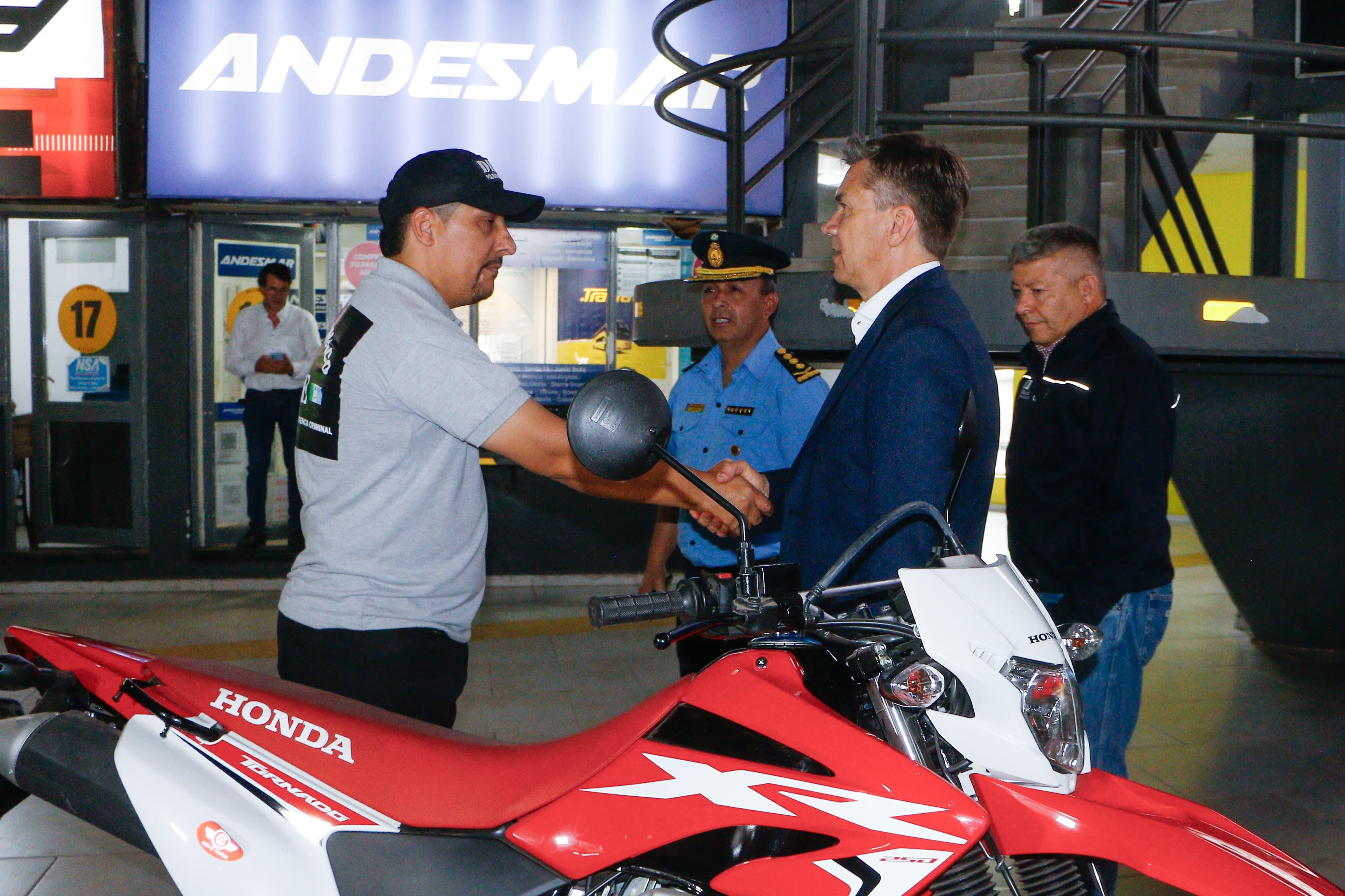 TERMINAL DE ÓMNIBUS DE RESISTENCIA: EL GOBERNADOR ZDERO INAUGURÓ DOS DIVISIONES POLICIALES PARA MÁS SEGURIDAD E INCLUSIÓN