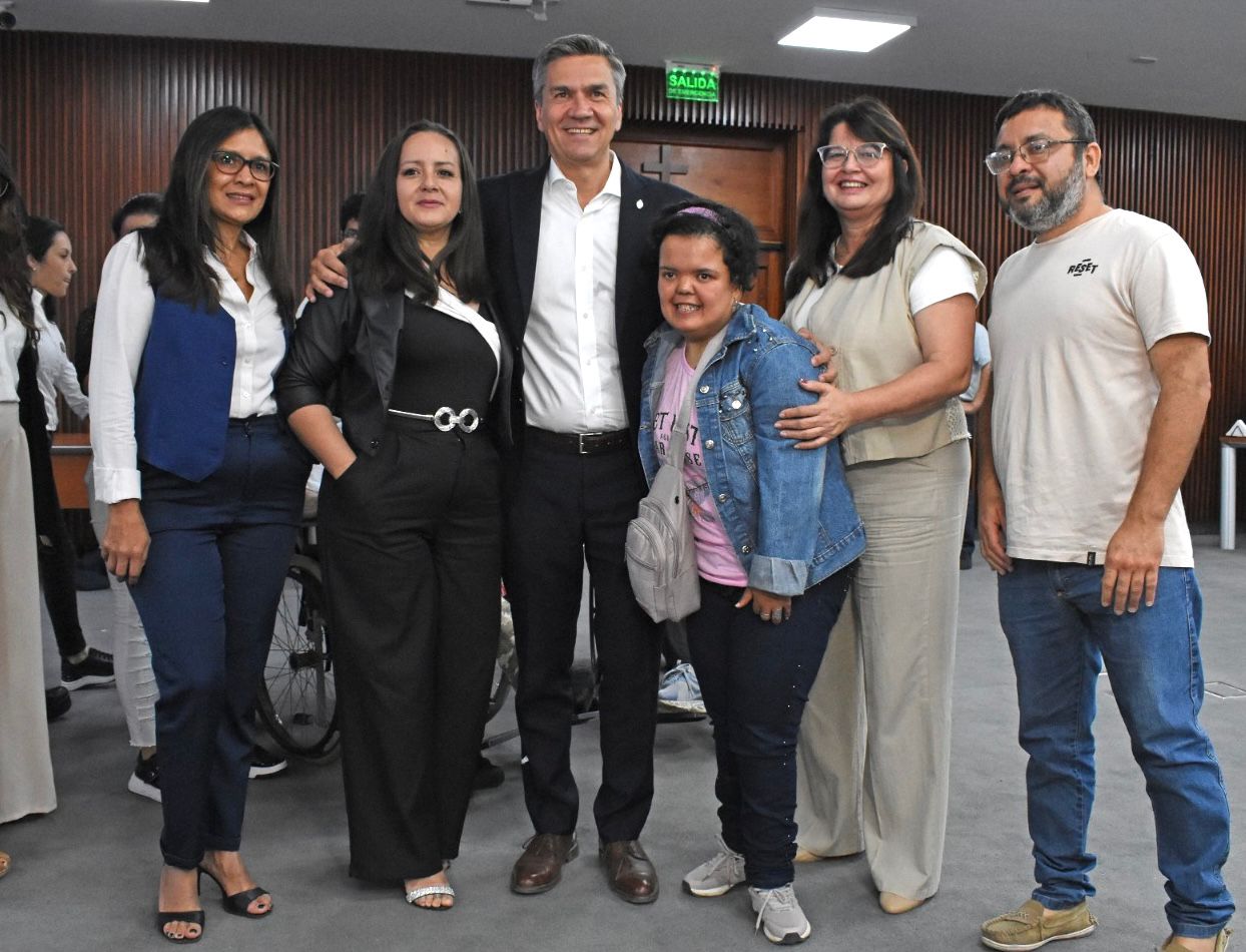 EL GOBERNADOR ZDERO JUNTO A PERSONAS CON DISCAPACIDAD COMPARTIERON UN ESPACIO DE DIÁLOGO, EN EL MARCO DEL 3 DE DICIEMBRE