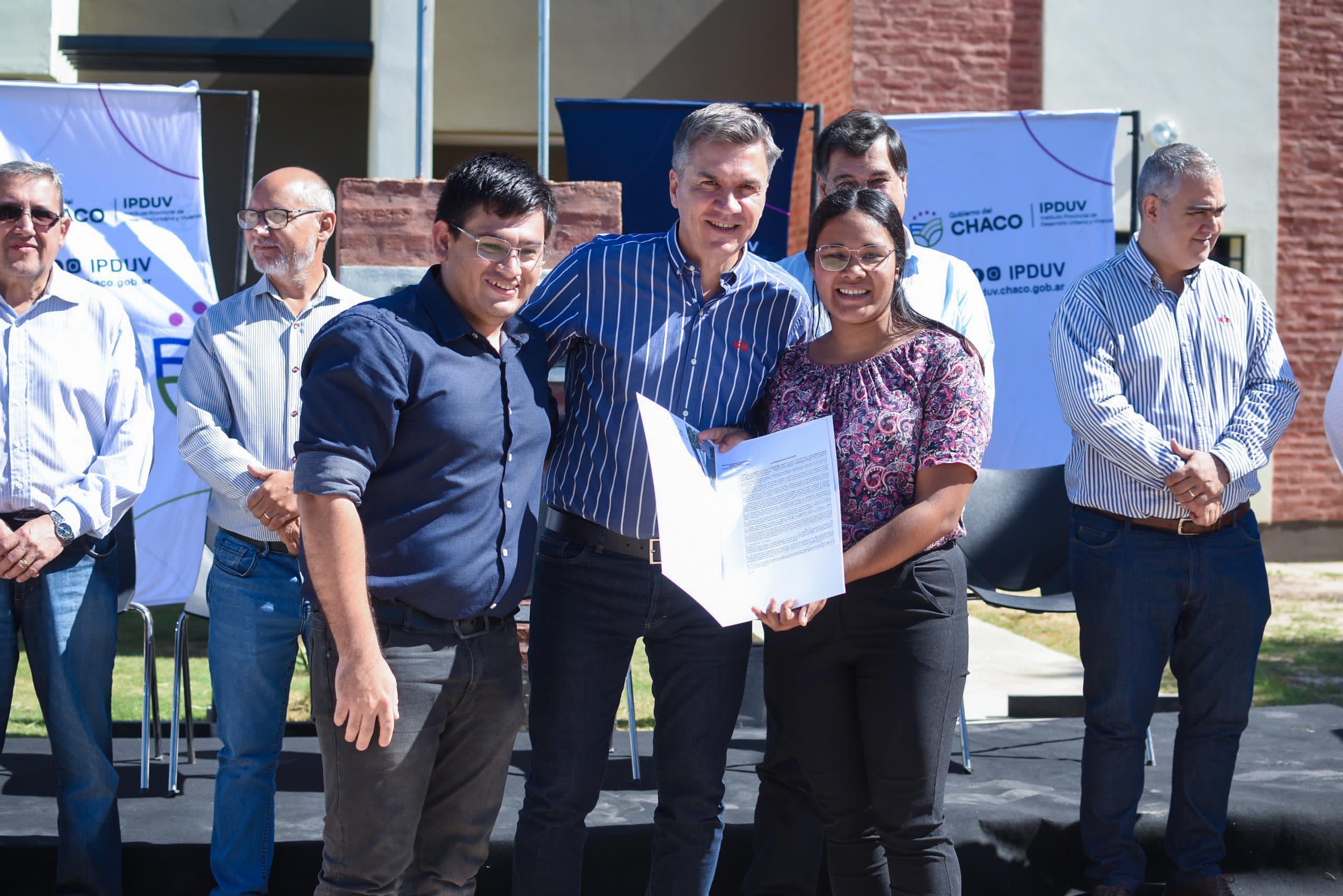 PUERTO BERMEJO: EL GOBERNADOR ZDERO ENTREGÓ VIVIENDAS DEL PROGRAMA CASA PROPIA-CONSTRUIR FUTURO, CON LAS OBRAS DE INFRAESTRUCTURA COMPLETA