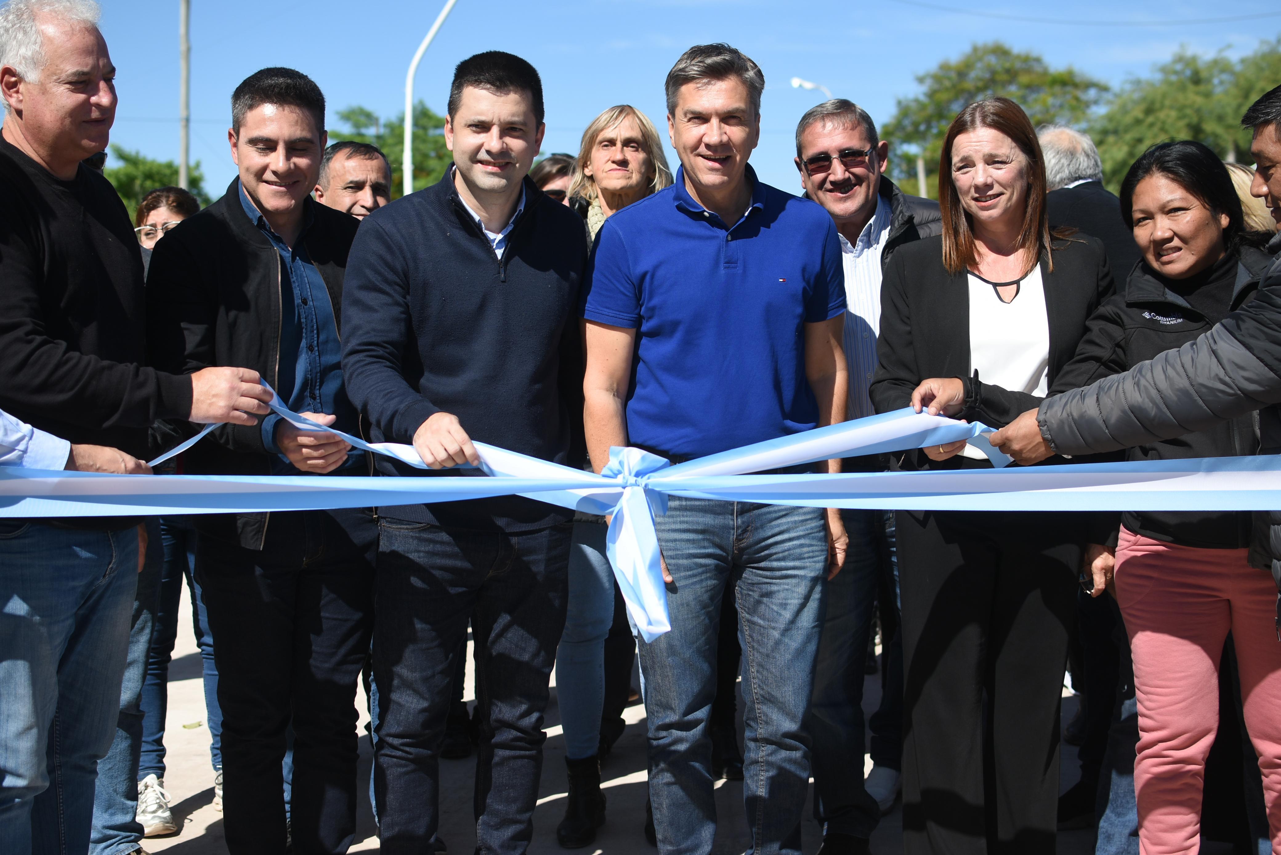 *SÁENZ PEÑA: EL GOBERNADOR ZDERO INAUGURÓ HOY NUEVAS CUADRAS DE PAVIMENTO CON DESAGÜES E ILUMINACIÓN*