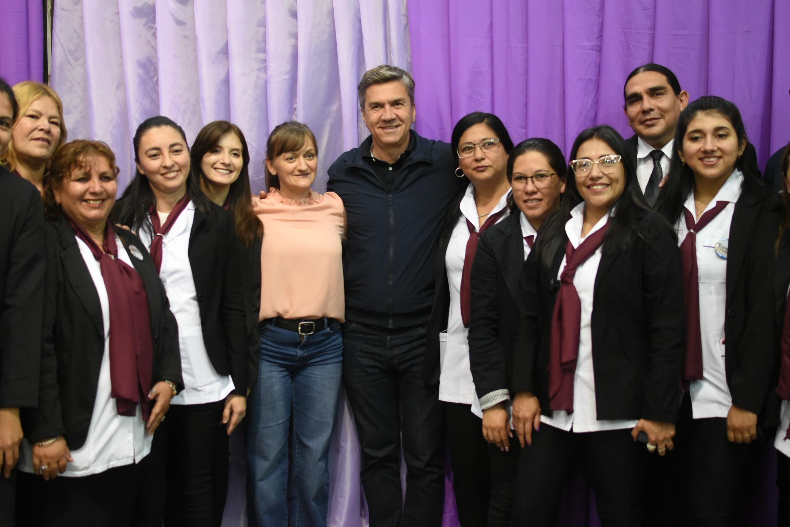 *HISTÓRICO: EL GOBERNADOR ZDERO ENTREGÓ 400 ANTENAS SATELITALES PARA BENEFICIAR A ESCUELAS CHAQUEÑAS*