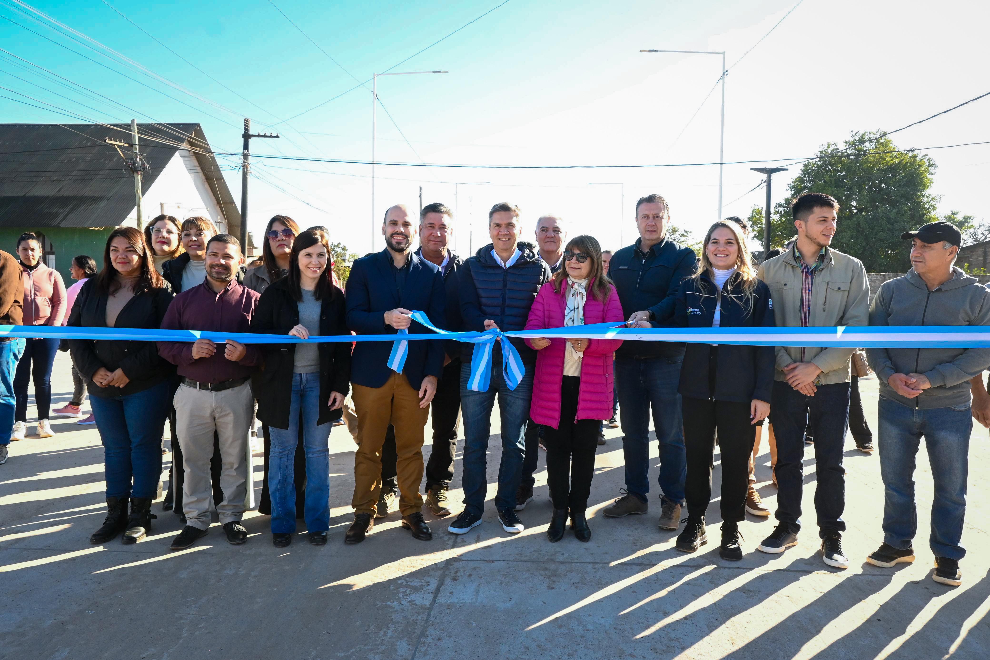 EL GOBERNADOR ZDERO INAUGURÓ HOY CUADRAS DE PAVIMENTO E ILUMINACIÓN EN GENERAL SAN MARTÍN