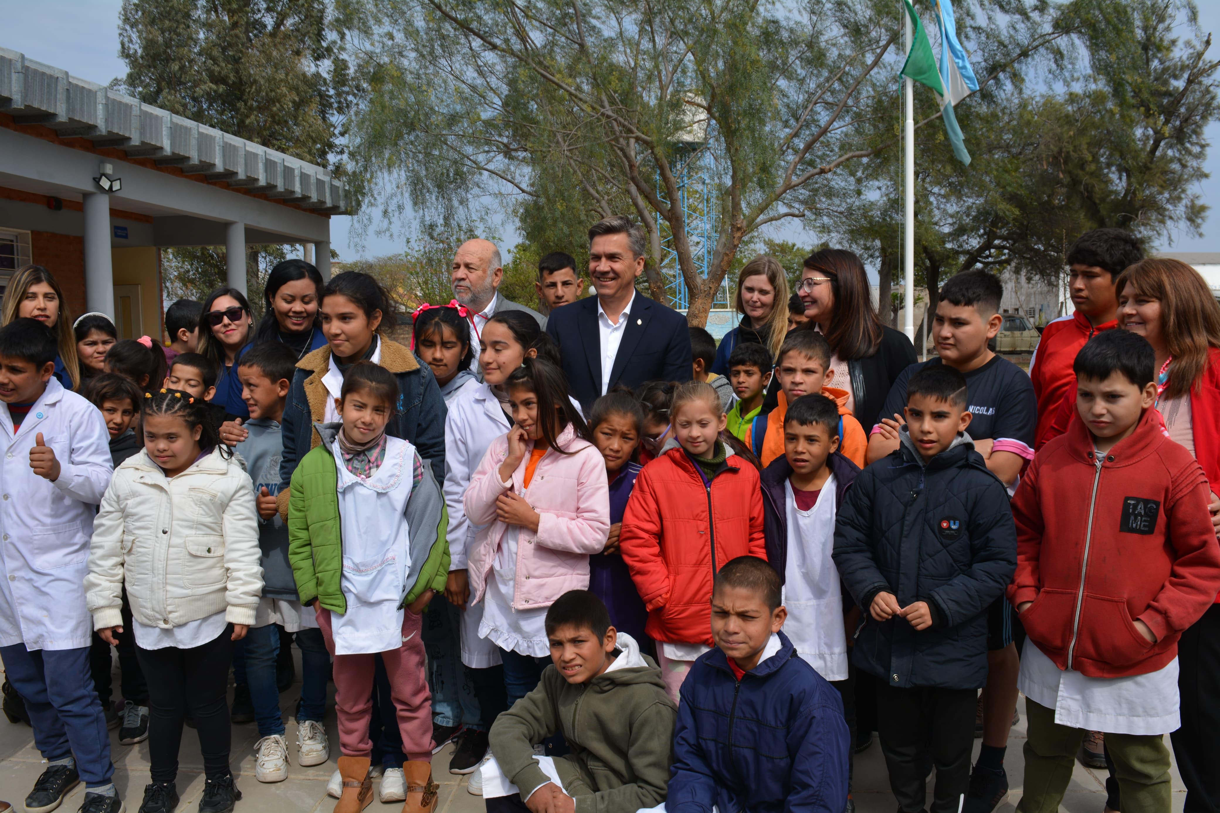 *DU GRATY: EL GOBERNADOR ZDERO ACOMPAÑÓ LA FERIA DEL LIBRO PROVINCIAL 2024 E INAUGURÓ OBRAS DE REFACCIÓN EN LA ESCUELA 42*