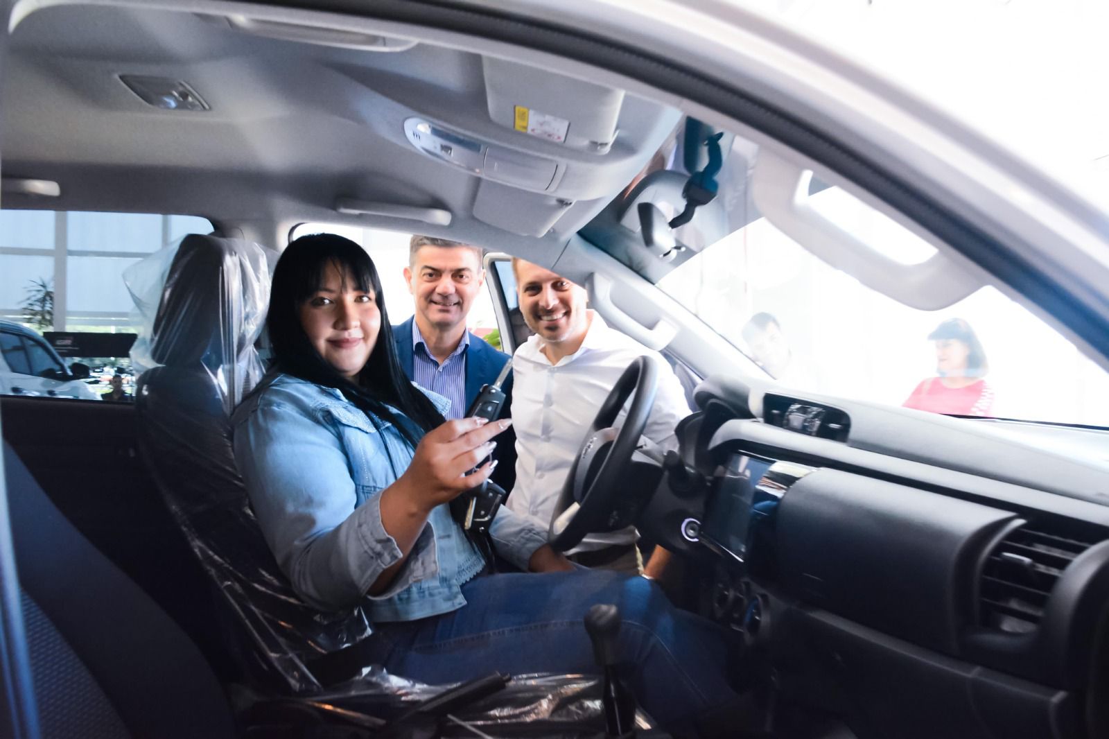 DOCENTE DE QUÍMICA RETIRÓ SU CAMIONETA OKM QUE OBTUVO EN EL BINGO ESTUDIANTIL