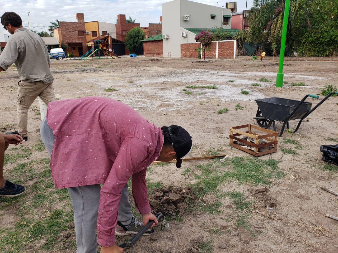 LA MUNICIPALIDAD DE VILLA ÁNGELA AVANZA CON LA FORESTACIÓN Y PARQUIZACIÓN EN LA PLAZA DEL BARRIO CÁMARA DE COMERCIO