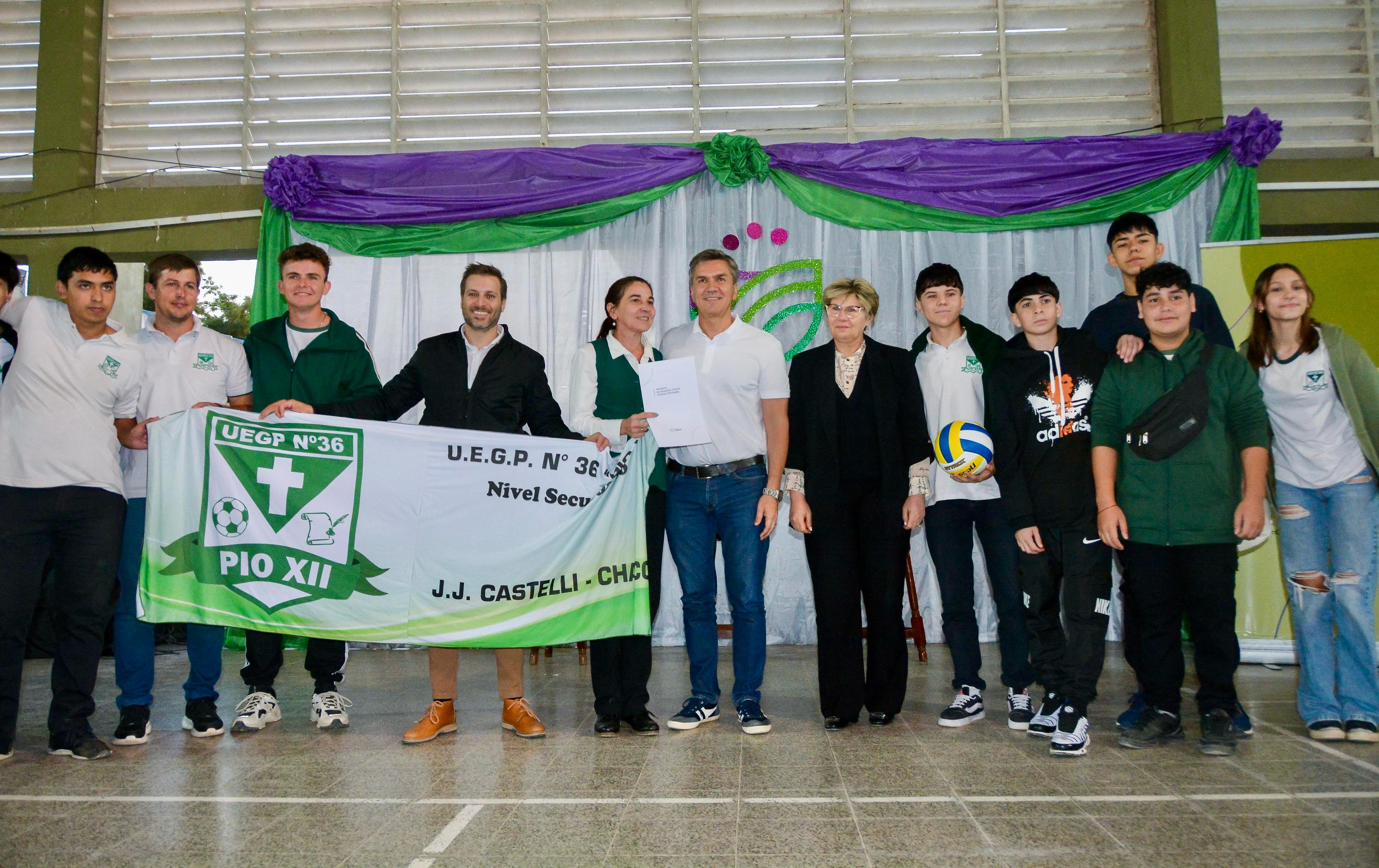 *JUAN J. CASTELLI: EL GOBERNADOR ZDERO ENTREGÓ ELEMENTOS Y KITS DEPORTIVOS PARA ESCUELAS DE EL IMPENETRABLE*