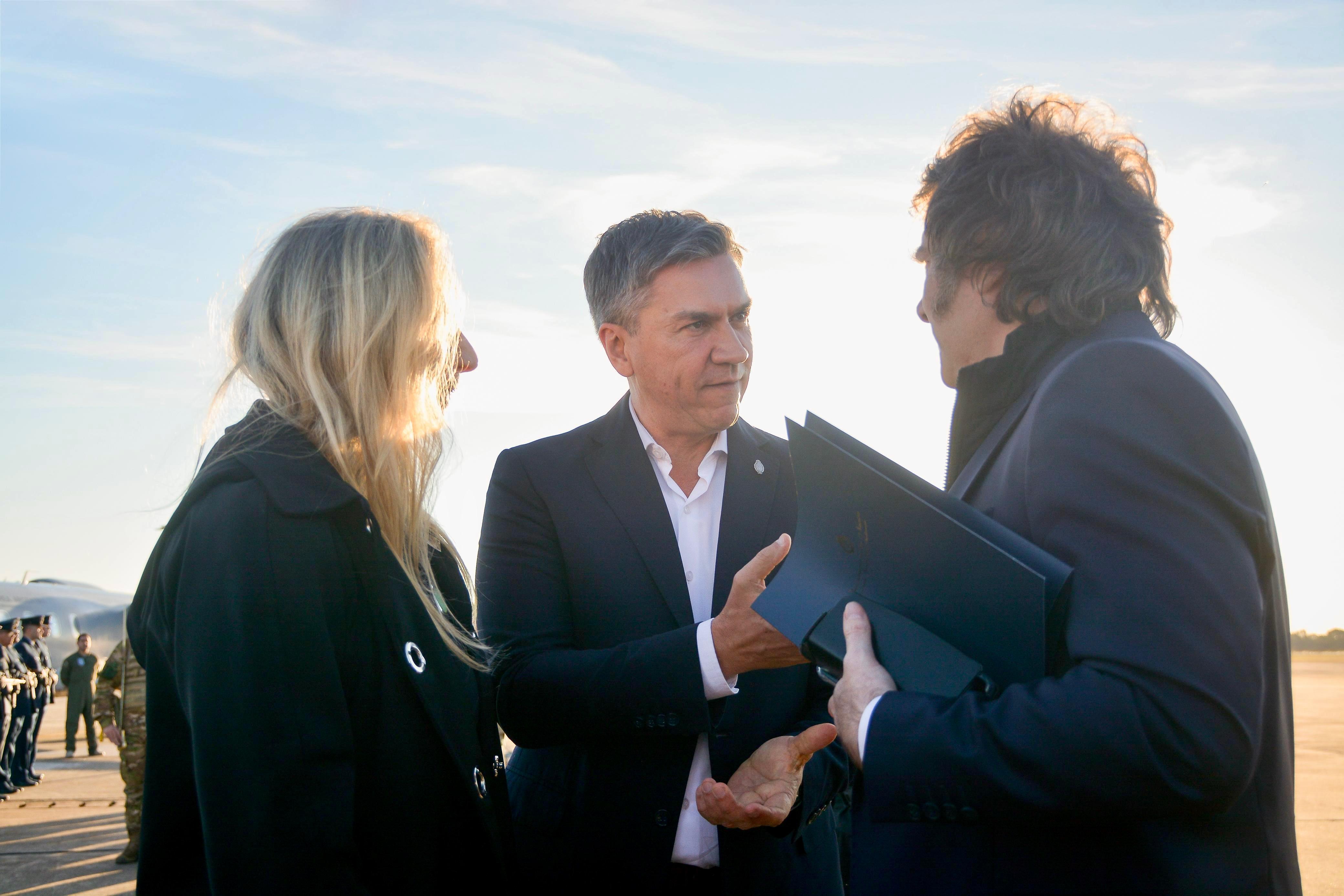 AEROPUERTO DE RESISTENCIA: EL GOBERNADOR ZDERO RECIBIÓ AL PRESIDENTE DE LA NACIÓN JAVIER MILEI