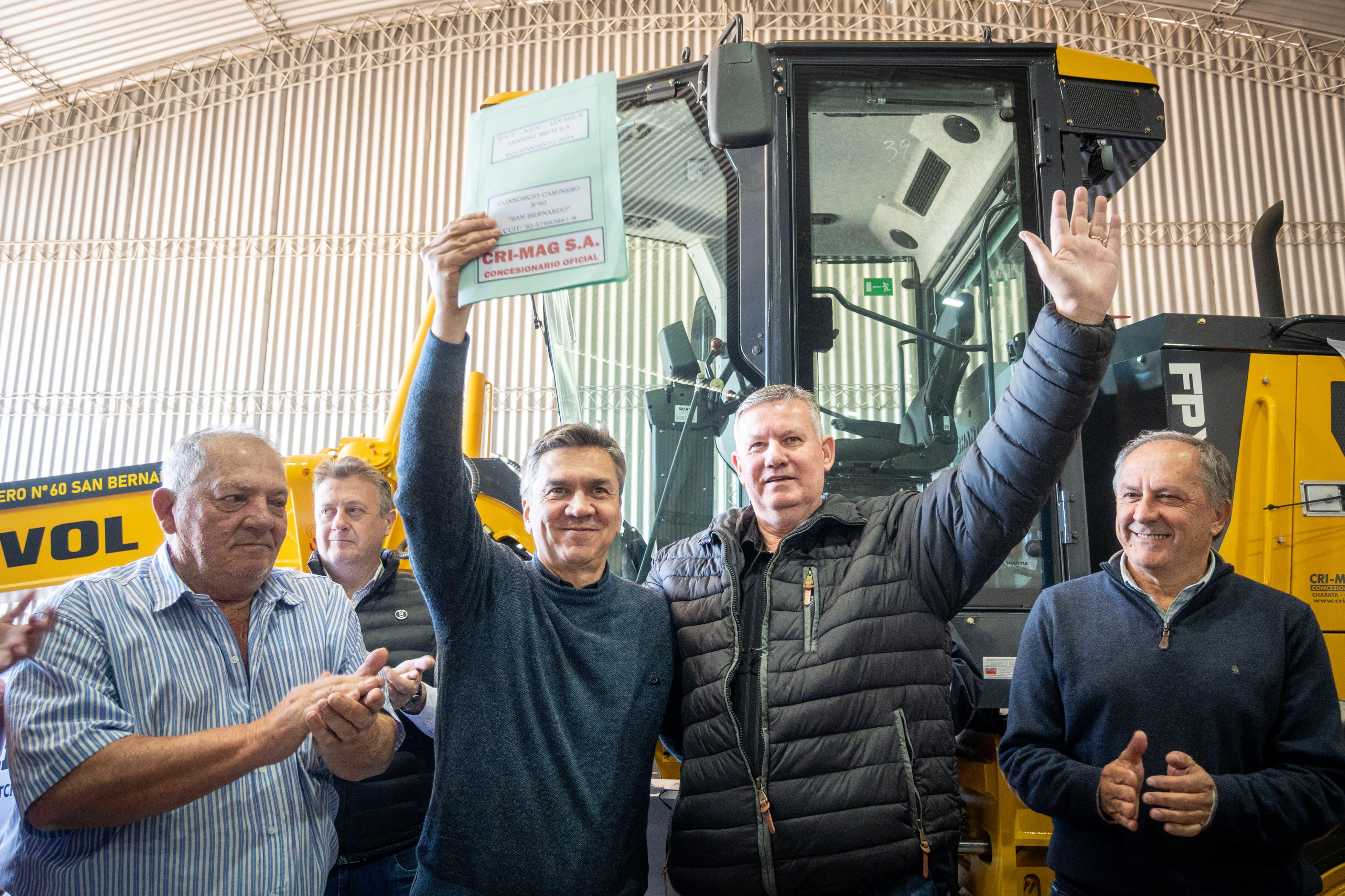 SAN BERNARDO: EL GOBERNADOR ZDERO ENTREGÓ UNA MAQUINARIA PARA EL CONSORCIO CAMINERO N°60