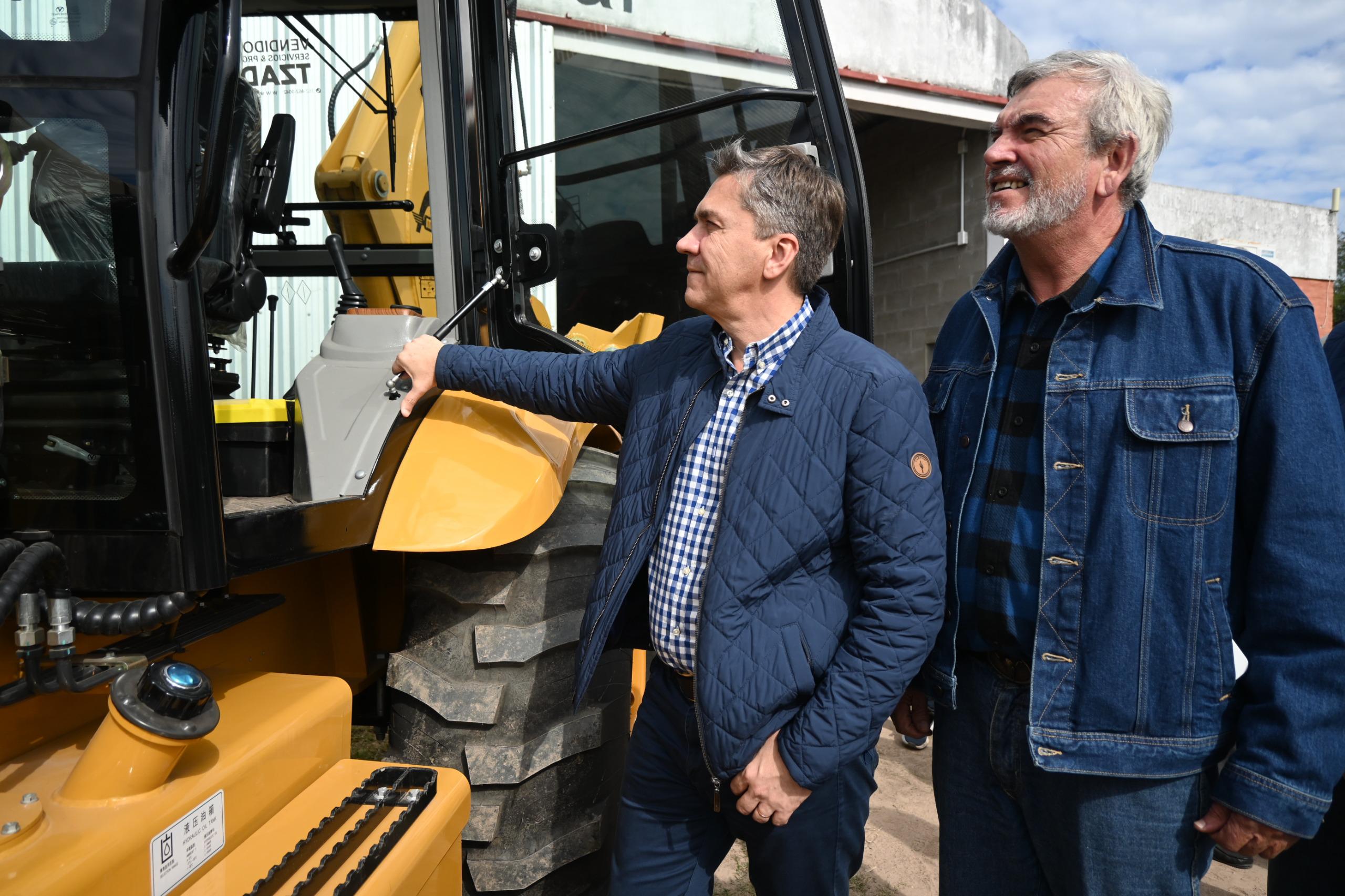 ESTE SÁBADO: SE ENTREGÓ UNA NUEVA MAQUINARIA PARA EL CONSORCIO CAMINERO N°65 "TACUARÍ ESTE" DE PUERTO VILELAS