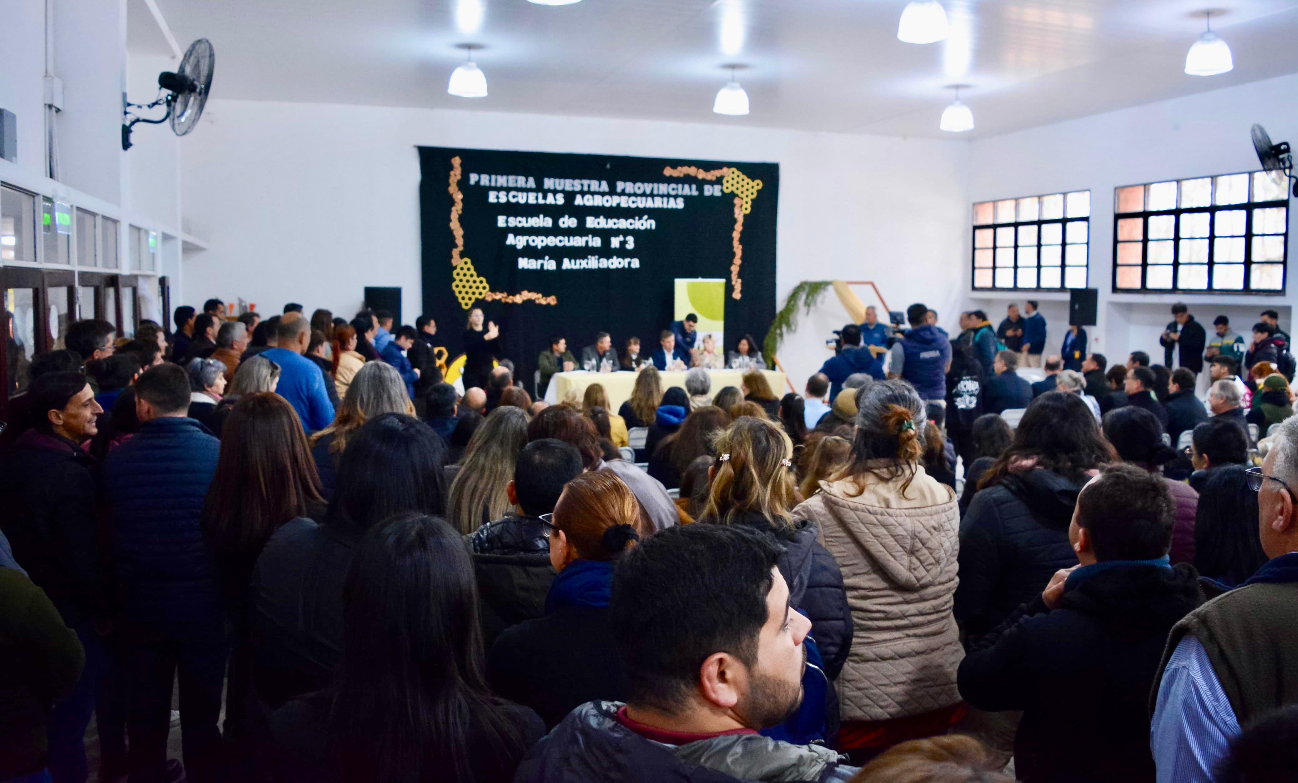 CHARATA: EL GOBERNADOR ZDERO ACOMPAÑÓ HOY LA MUESTRA DE ESCUELAS AGROPECUARIAS Y ENTREGÓ MATERIALES PARA PRODUCCIÓN APÍCOLA