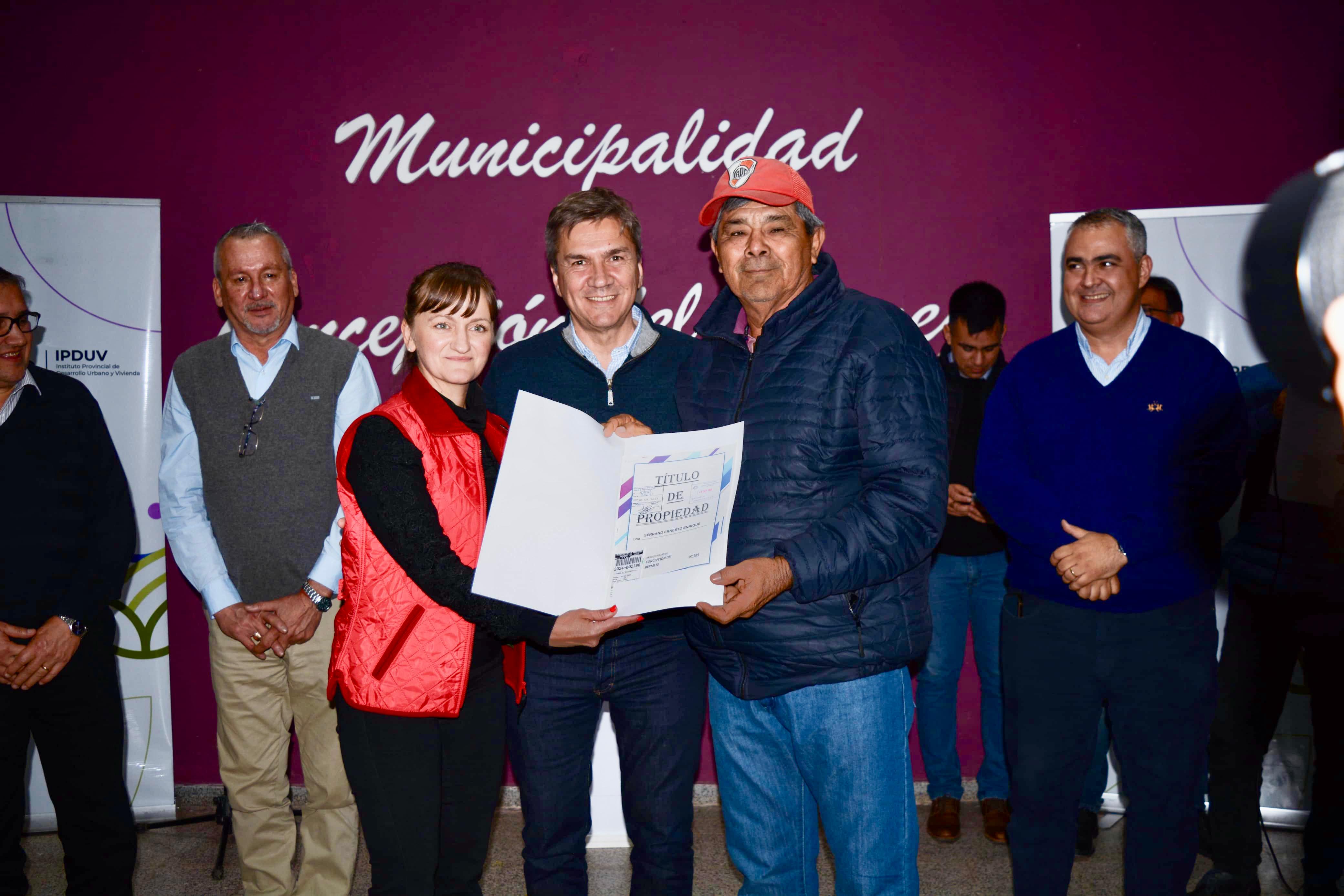 *CONCEPCIÓN DEL BERMEJO: EL GOBERNADOR ZDERO ENTREGÓ HOY 30 TÍTULOS DE PROPIEDAD Y ANUNCIÓ OBRAS DE PAVIMENTO Y VIVIENDAS PARA LA COMUNIDAD*