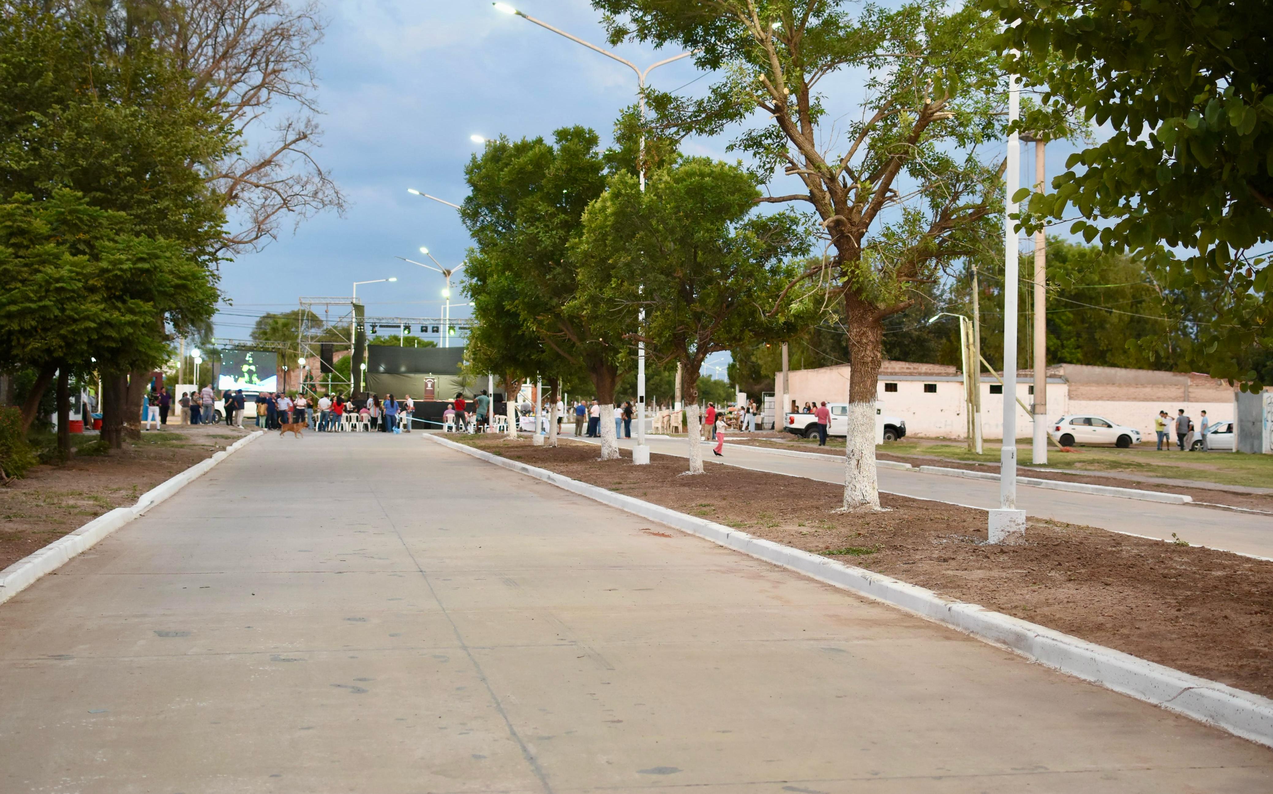 *NAPENAY: EL GOBERNADOR ZDERO INAUGURÓ CUADRAS DE PAVIMENTO URBANO Y ALUMBRADO PÚBLICO PARA LA COMUNIDAD*