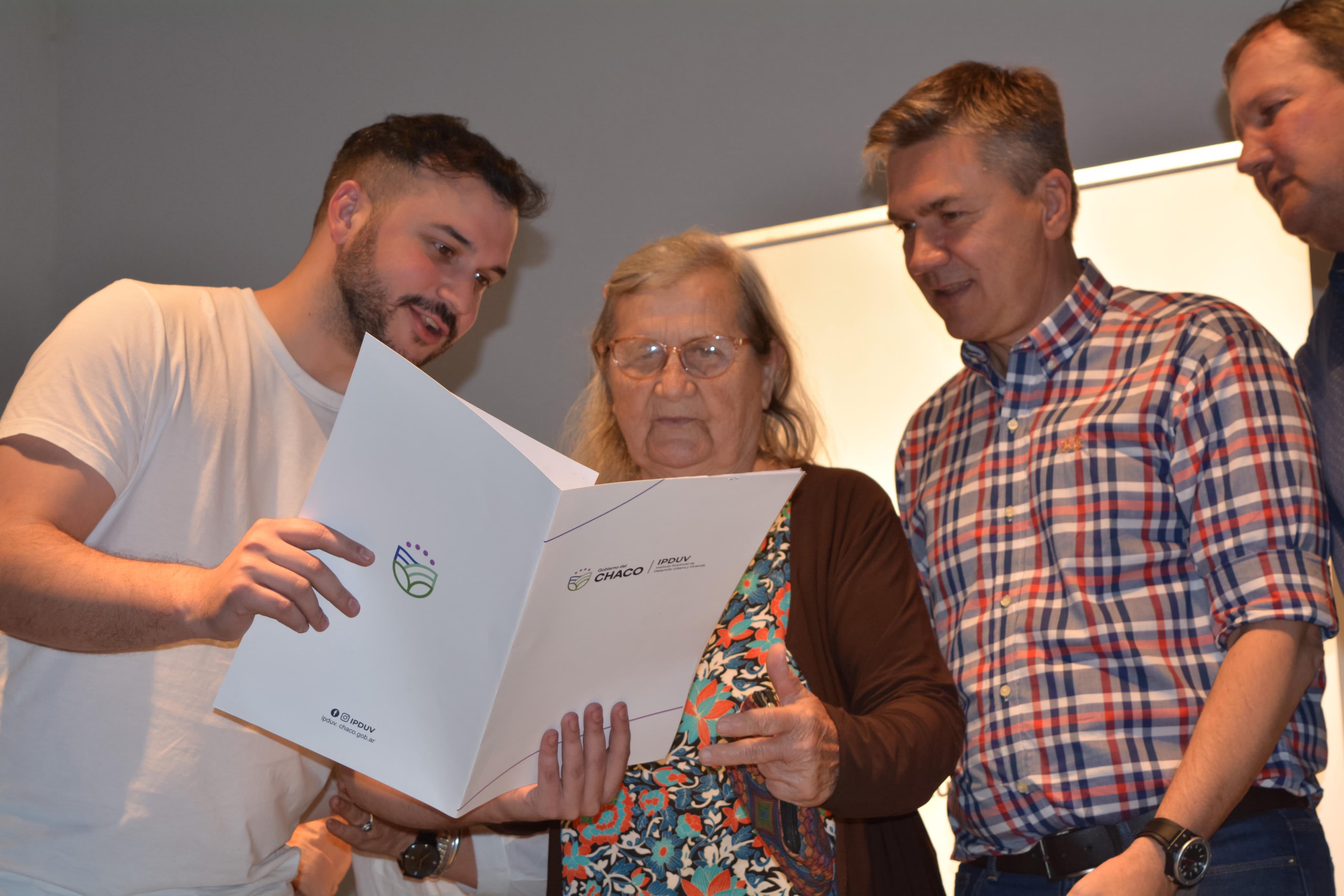 *VILLA BERTHET: EL GOBERNADOR ZDERO ENTREGÓ TÍTULOS DE PROPIEDAD A 50 FAMILIAS*