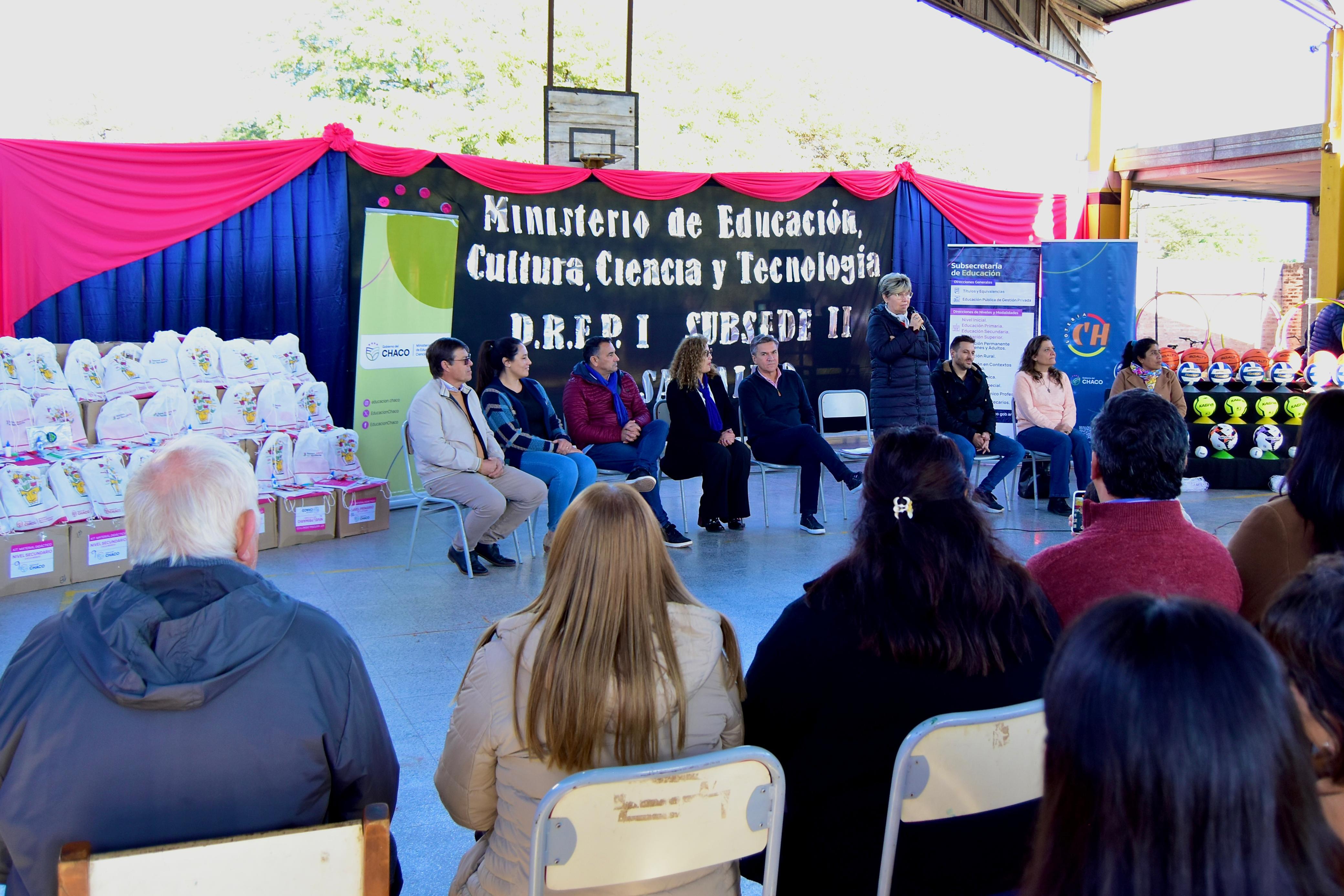 UN ANTES Y UN DESPUÉS PARA EL IMPENETRABLE: EL GOBERNADOR ZDERO ENTREGÓ KITS DE ÚTILES ESCOLARES Y ELEMENTOS DEPORTIVOS PARA ESCUELAS DE LA REGIÓN