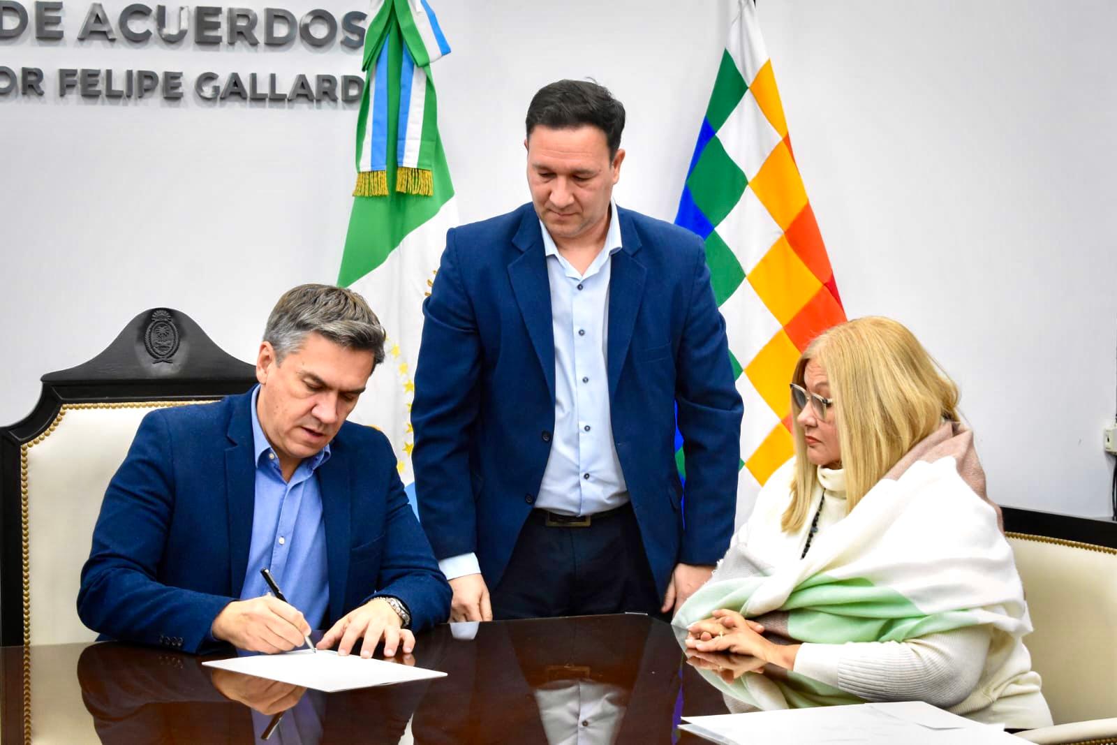 EL GOBERNADOR ZDERO RUBRICÓ LA ESCRITURA QUE TRANSFIERE EL PARQUE DE LA DEMOCRACIA A LA MUNICIPALIDAD DE RESISTENCIA