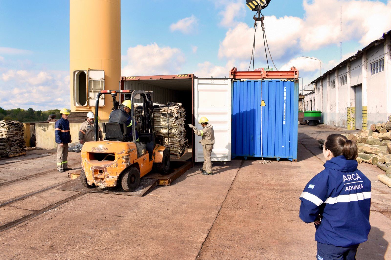 PUERTO DE BARRANQUERAS: EL GOBERNADOR CONSTATÓ LA HISTÓRICA EXPORTACIÓN DE 50 CONTENEDORES DE CUERO SALADO A CHINA