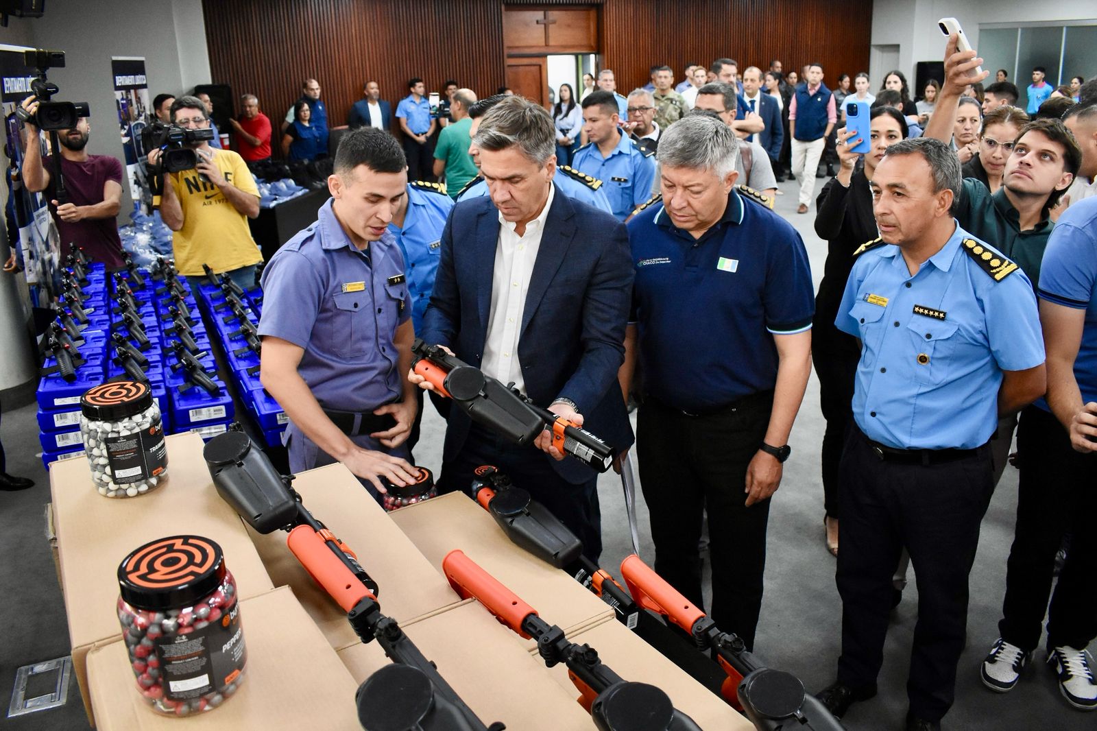 *EL GOBERNADOR ZDERO ENTREGÓ EQUIPAMIENTO, PRESENTÓ LA UNIDAD CICLISTA DE ACCIÓN RÁPIDA Y LAS ARMAS NO LETALES*