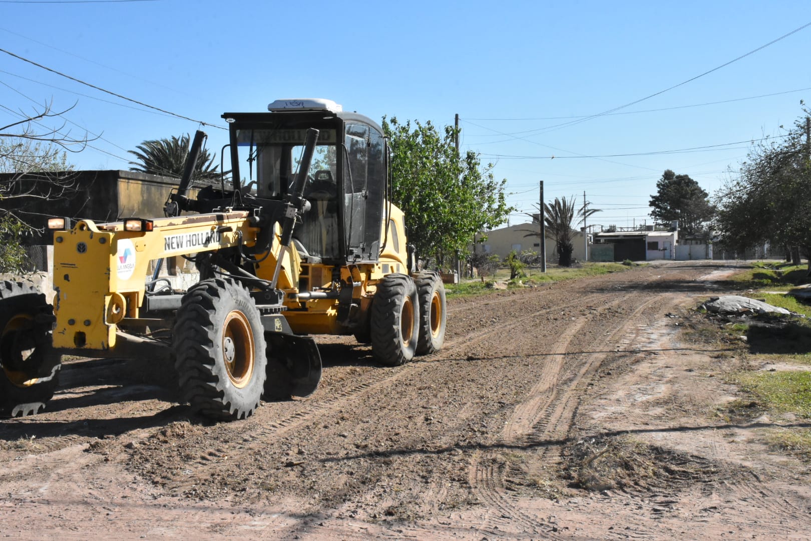 LA MUNICIPALIDAD DE VILLA ÁNGELA CONTINÚA CON LOS TRABAJOS DE PERFILADO EN EL BARRIO SUR