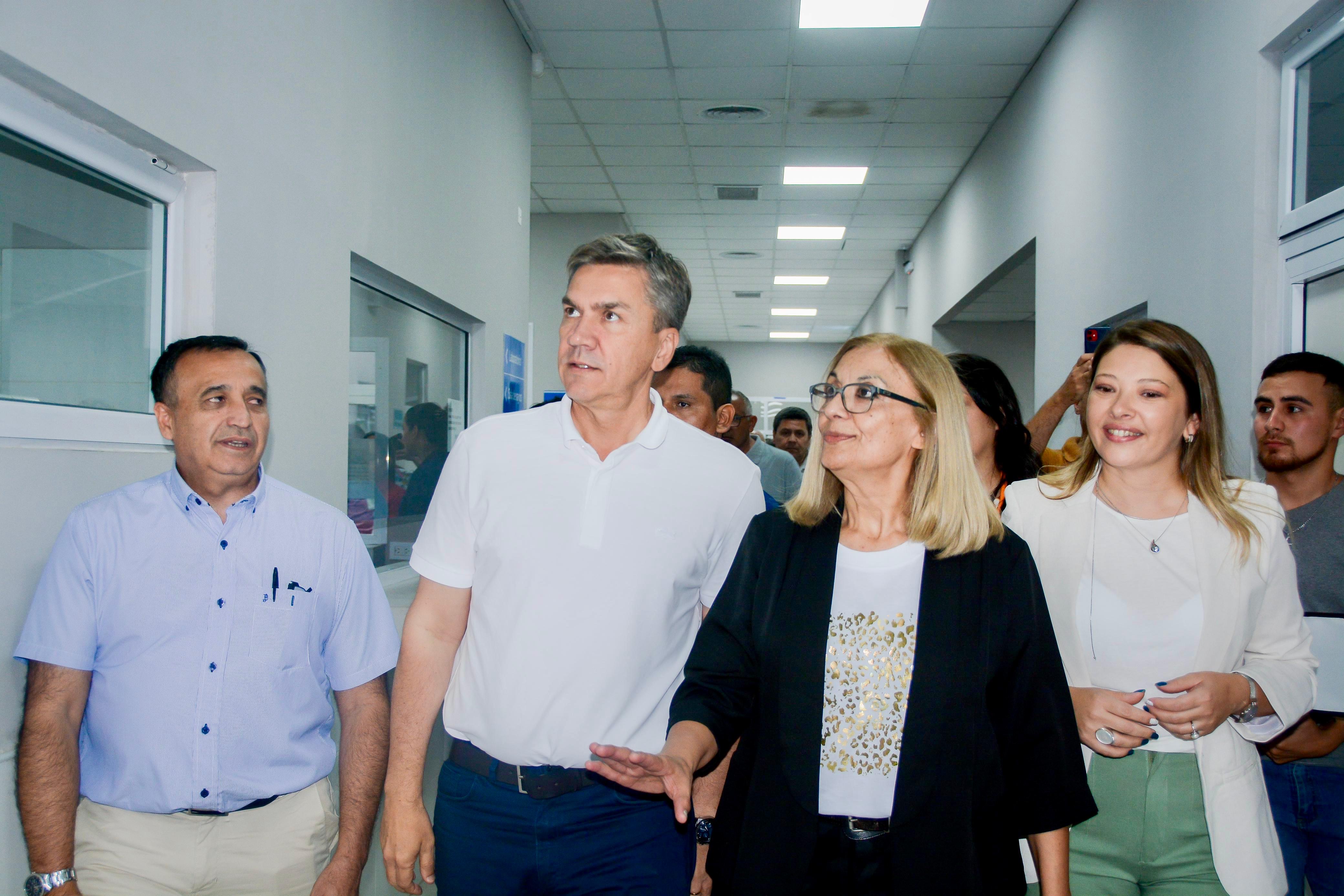 HOSPITAL DE GANCEDO: EL GOBERNADOR ZDERO ENTREGÓ EQUIPAMIENTOS PARA LA SALA DE RAYOS Y PUSO EN FUNCIONAMIENTO EL LABORATORIO