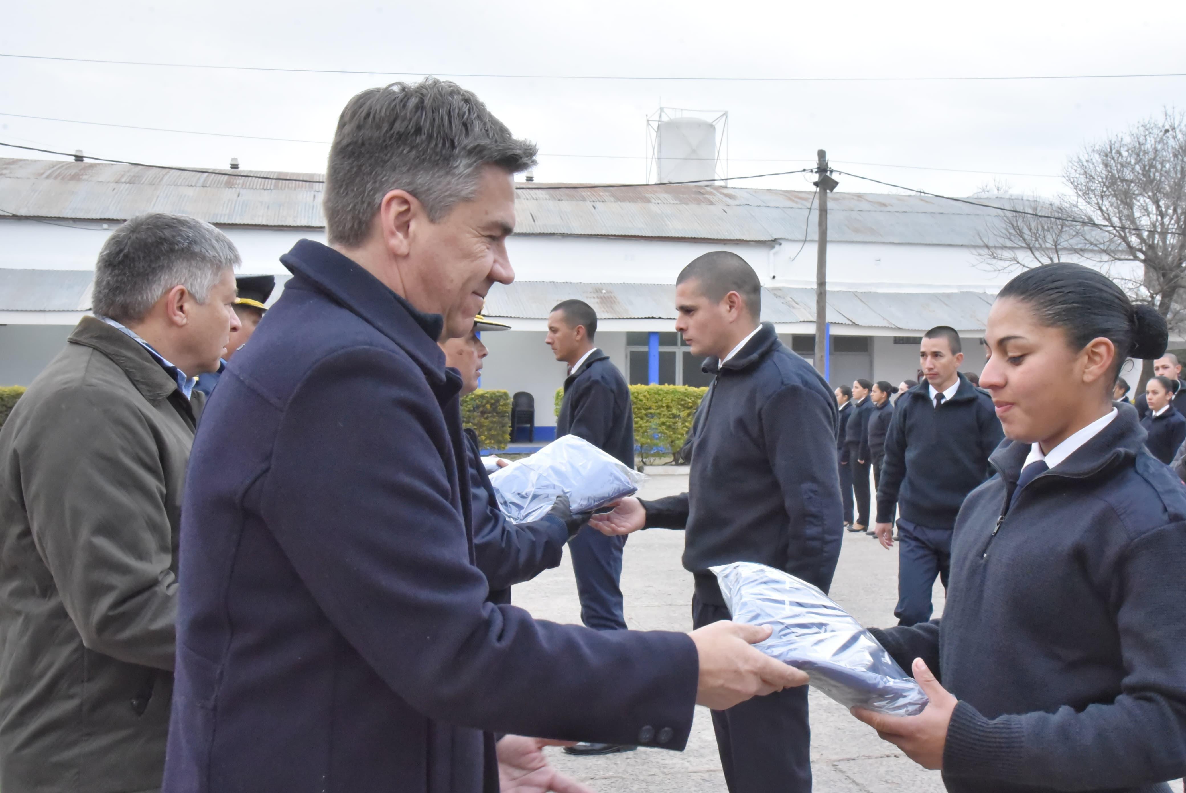 *EL GOBERNADOR ZDERO ENTREGÓ UNIFORMES A FUTUROS AGENTES DE LA POLICÍA DEL CHACO
