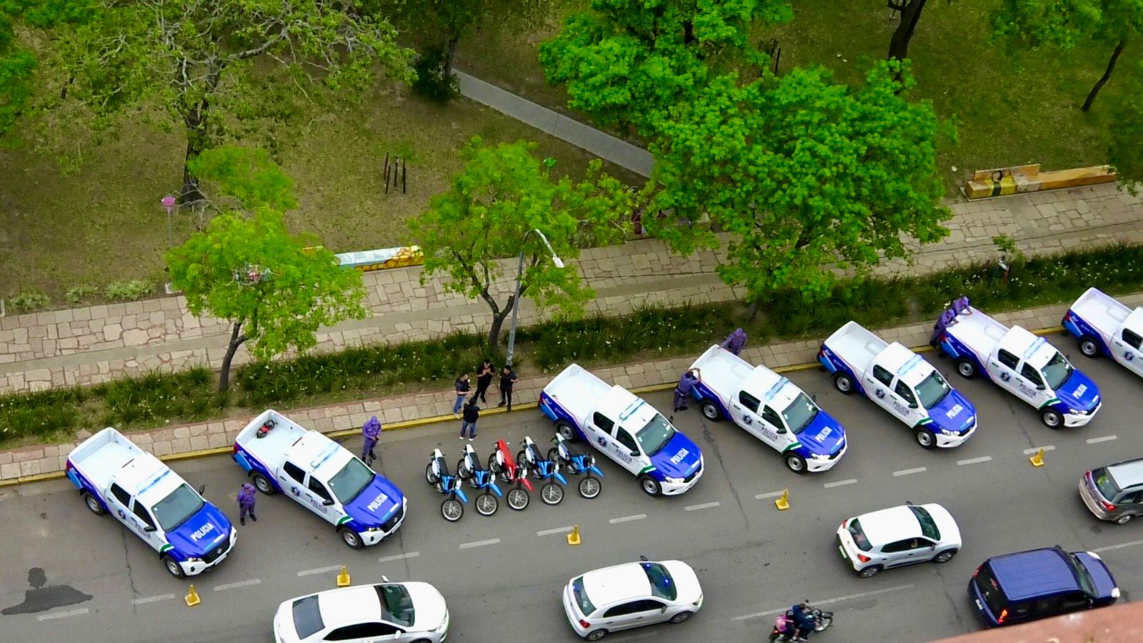 EL GOBERNADOR ZDERO ENTREGÓ PATRULLEROS Y MOTOS PARA COMISARÍAS DE RESISTENCIA Y EL INTERIOR