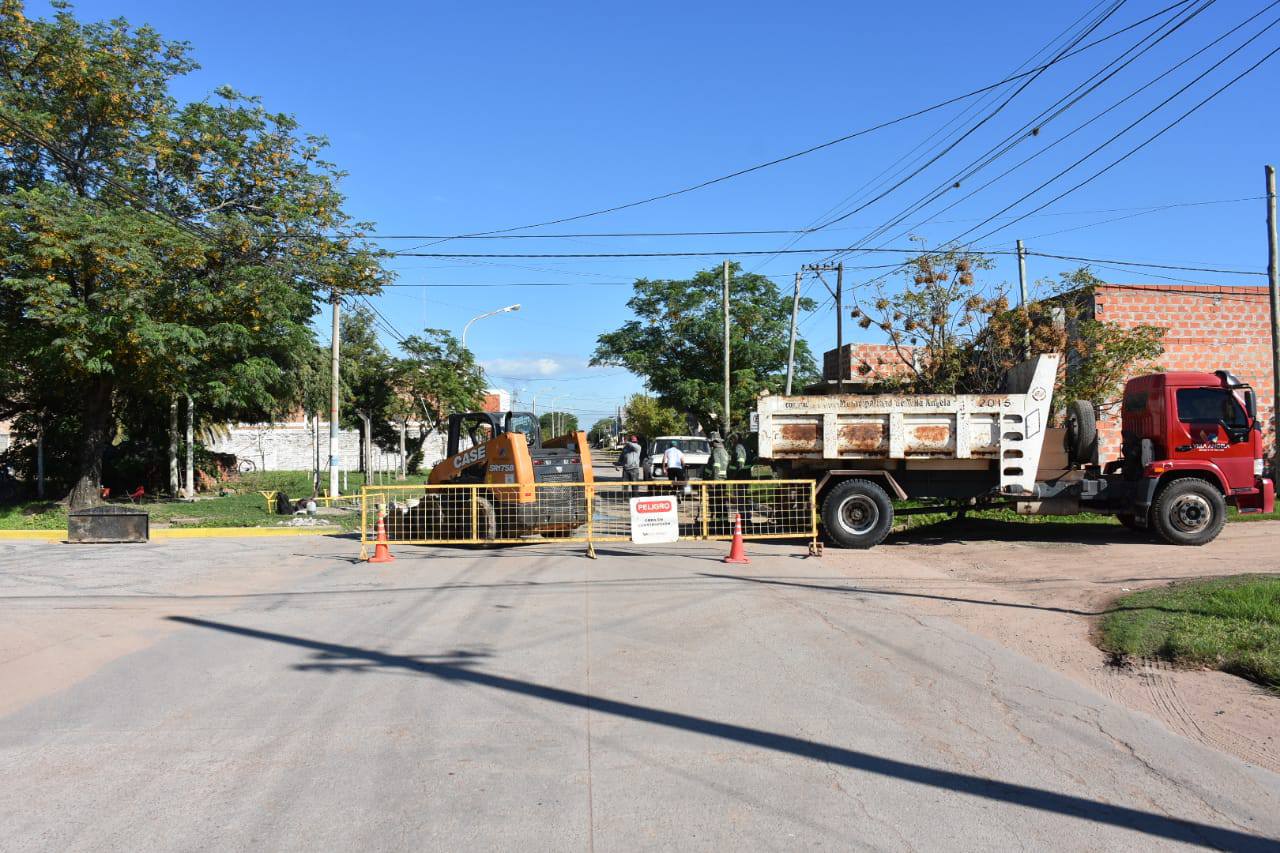 EL MUNICIPIO DE VILLA ÁNGELA REALIZA TAREAS DE BACHEO EN CALLE MATHURIN CON PERSONAL Y RECURSOS PROPIOS