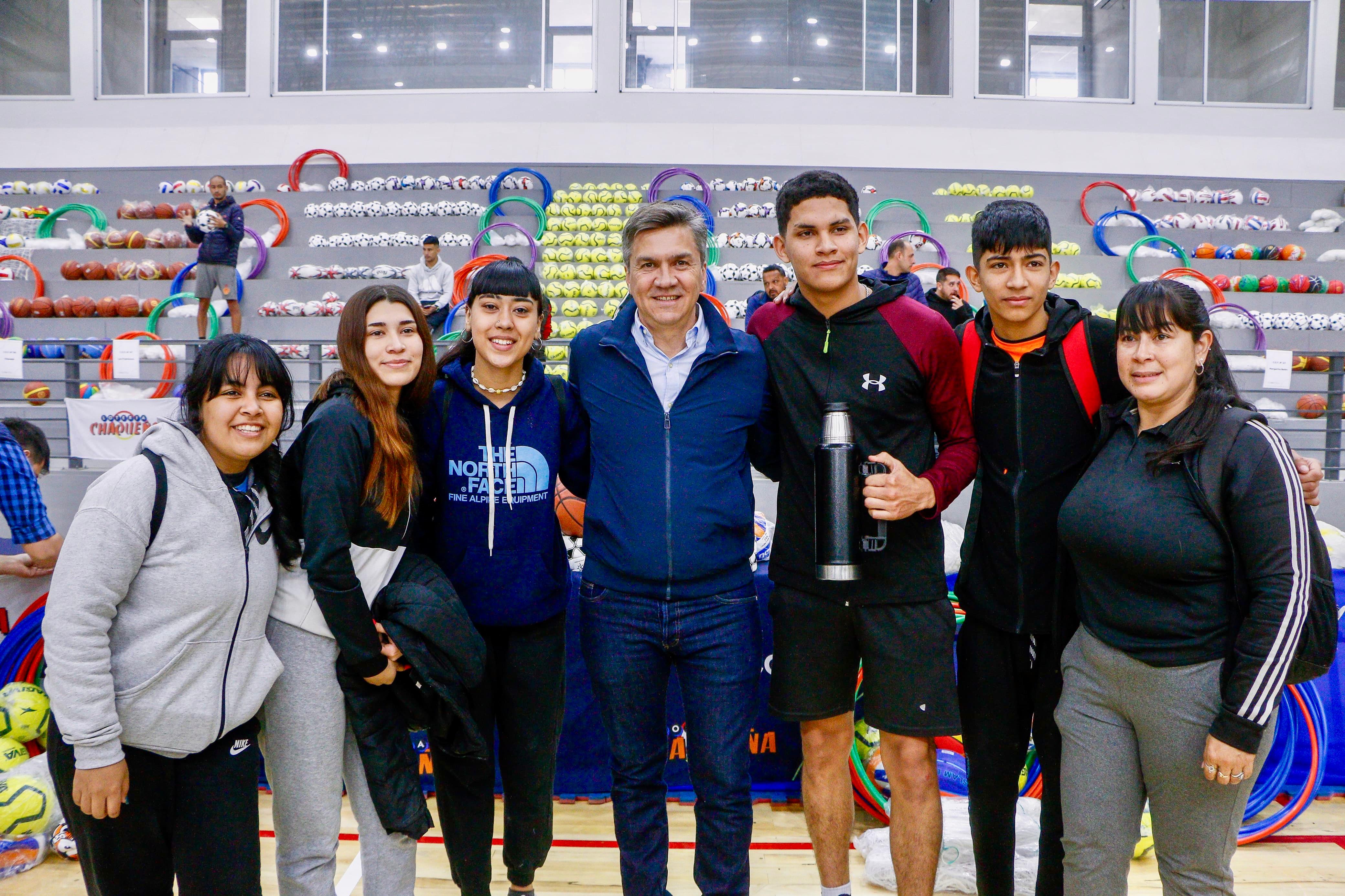 EL GOBERNADOR ZDERO ENTREGÓ ELEMENTOS DEPORTIVOS A LOS 36 CENTROS DE EDUCACIÓN FÍSICA DE LA PROVINCIA