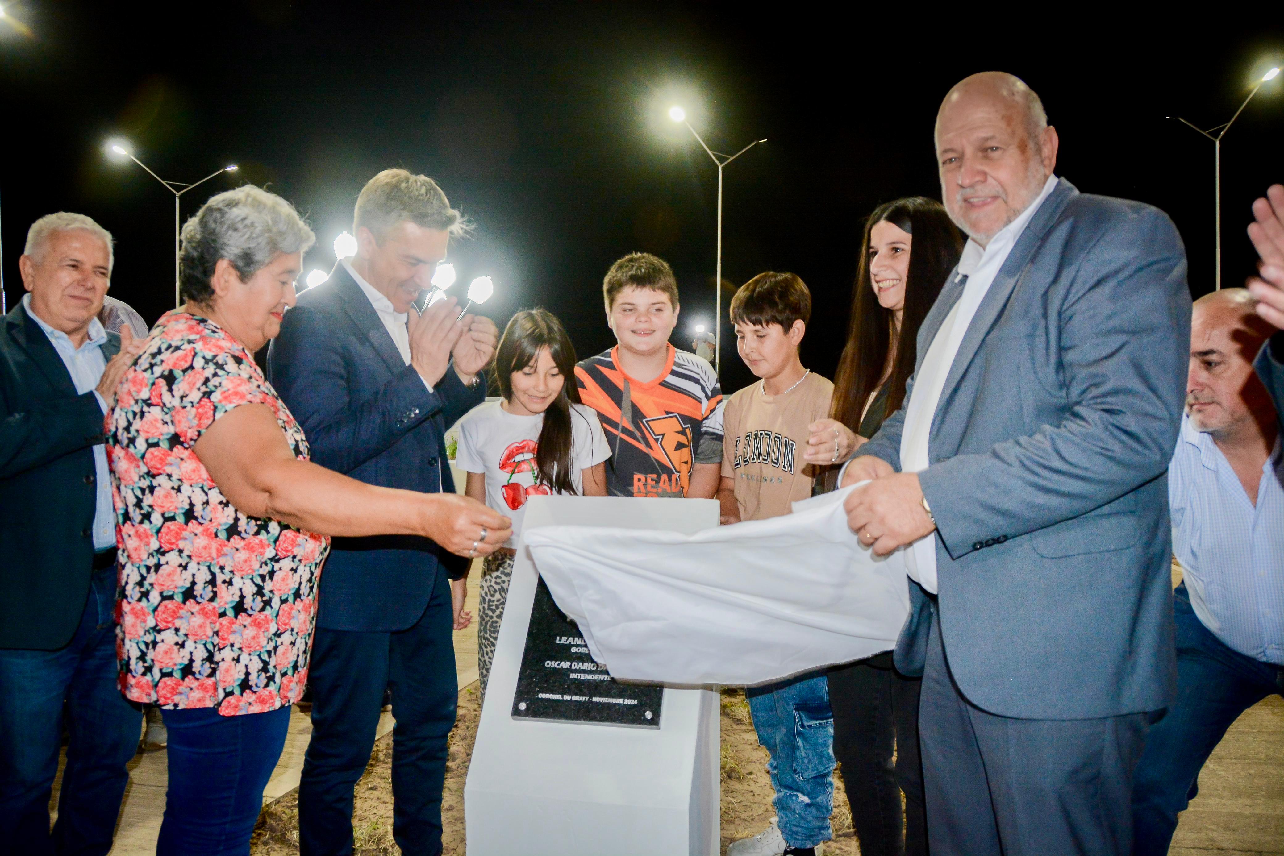 *MÁS OBRAS PARA DU GRATY: EL GOBERNADOR INAUGURÓ CUADRAS DE PAVIMENTO URBANO Y UNA PLAZOLETA “ESTAMOS CUMPLIENDO LOS COMPROMISOS QUE ASUMIMOS” EXPRESÓ.*