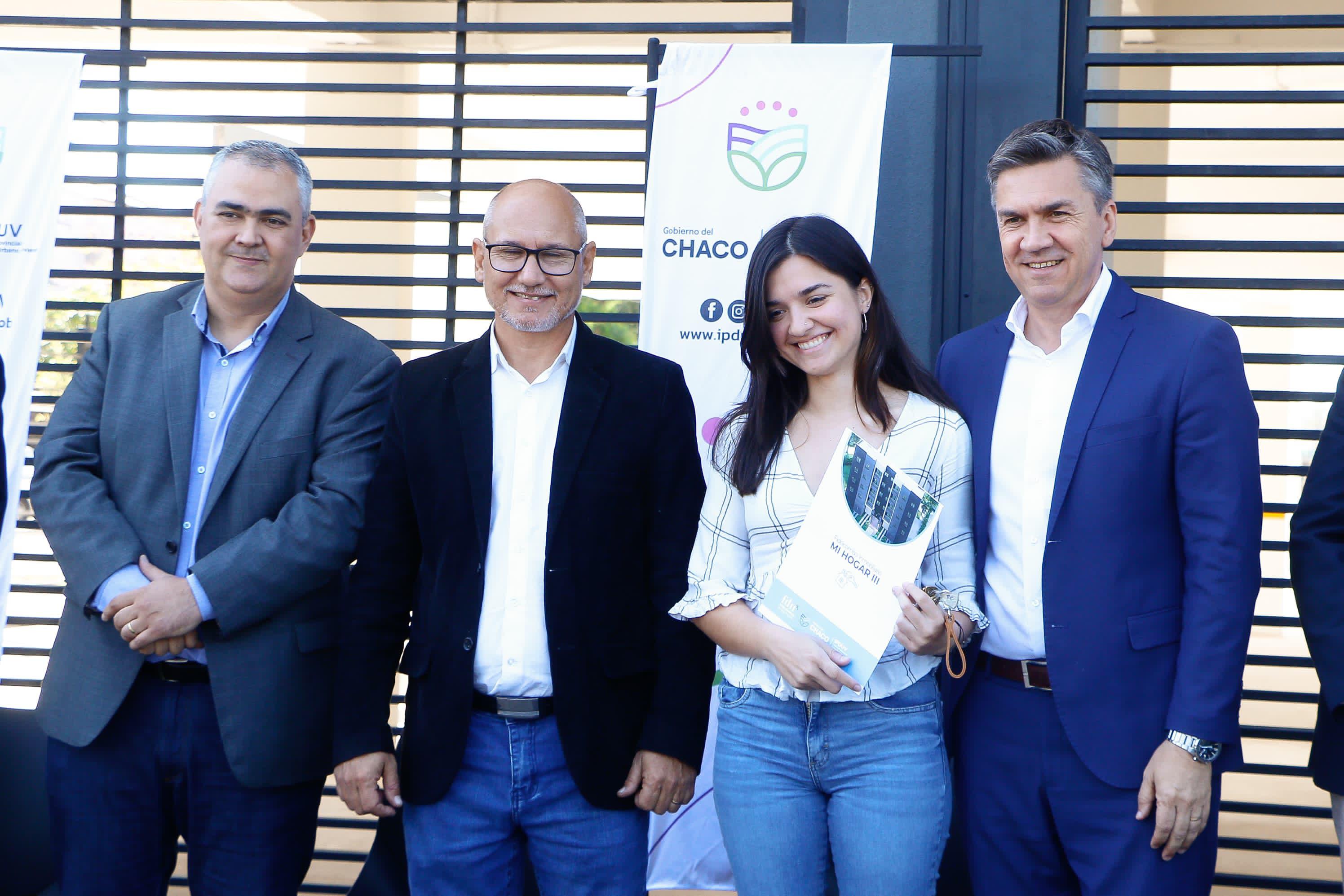 *MI HOGAR III: EL GOBERNADOR ZDERO ENTREGÓ LAS LLAVES DE 24 DEPARTAMENTOS A FAMILIAS DE RESISTENCIA*