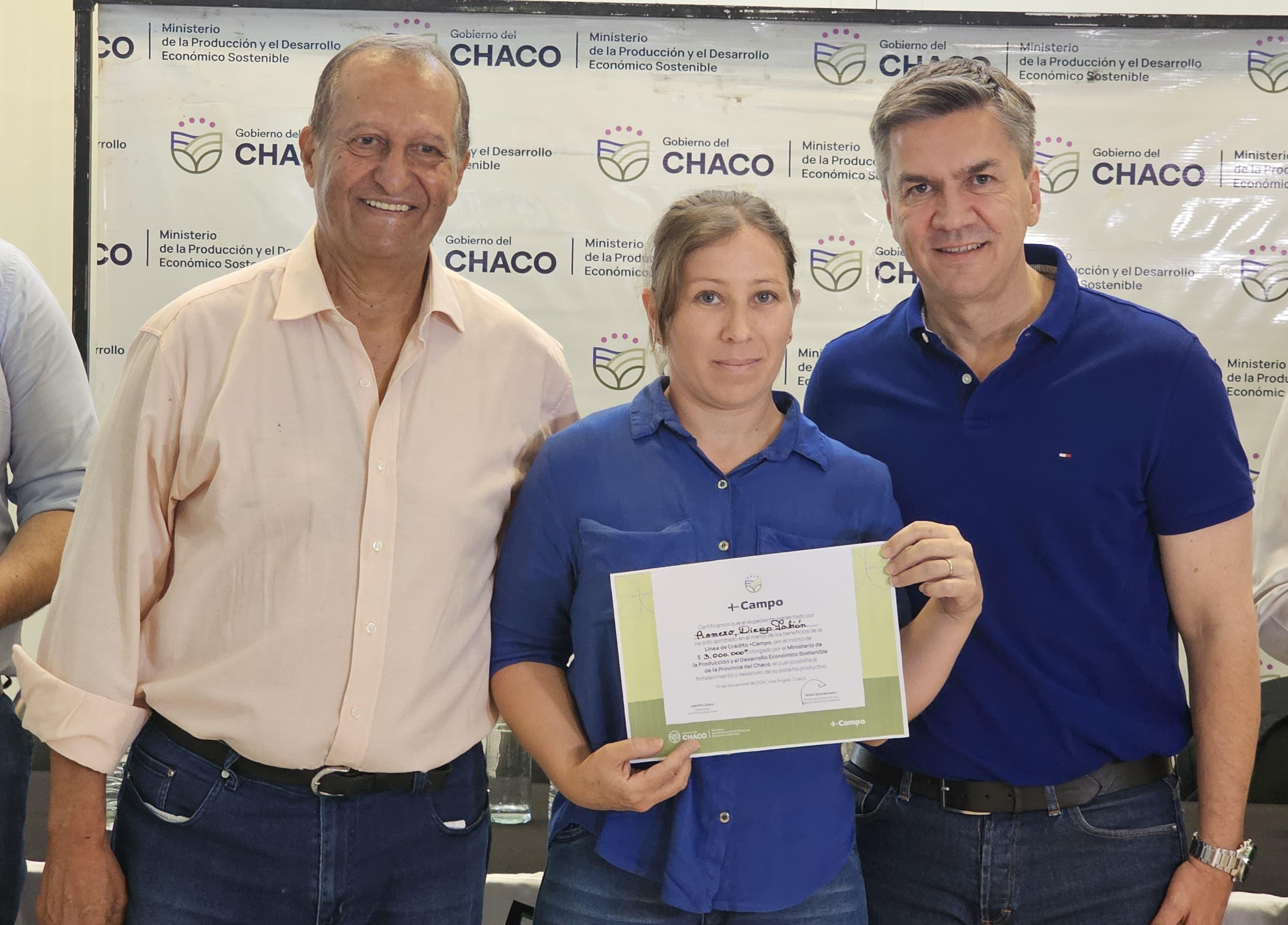 VILLA ÁNGELA: EL GOBERNADOR ZDERO FIRMÓ UN CONVENIO CON LA SOCIEDAD RURAL PARA EJECUTAR OBRAS DE ACCESO A LA ENTIDAD Y ENTREGÓ CRÉDITOS A PRODUCTORES