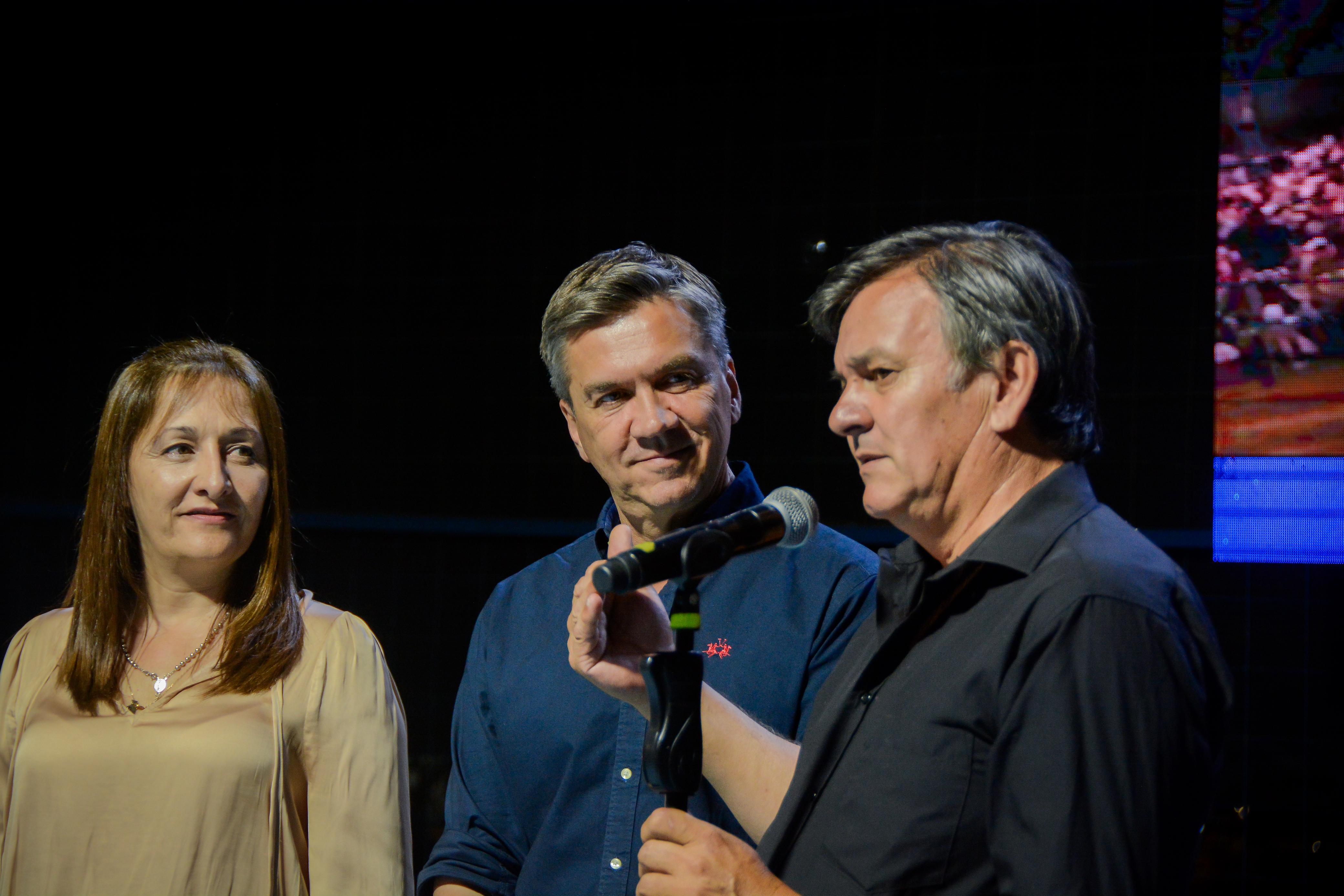 SANTA SYLVINA: EL GOBERNADOR ZDERO ACOMPAÑÓ ANOCHE LA 44° EDICIÓN DEL BINGO SHOW NAVIDEÑO DEL CLUB COMERCIO