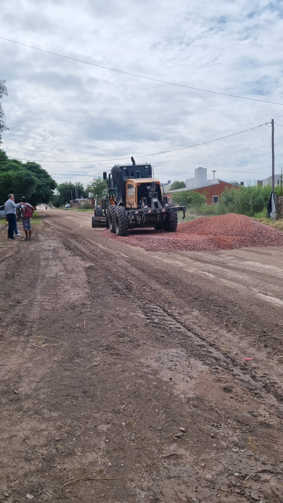 LA MUNICIPALIDAD DE VILLA ÁNGELA CONTINÚA CON LA COLOCACIÓN DE RIPIO EN CALLE LOS ANDES