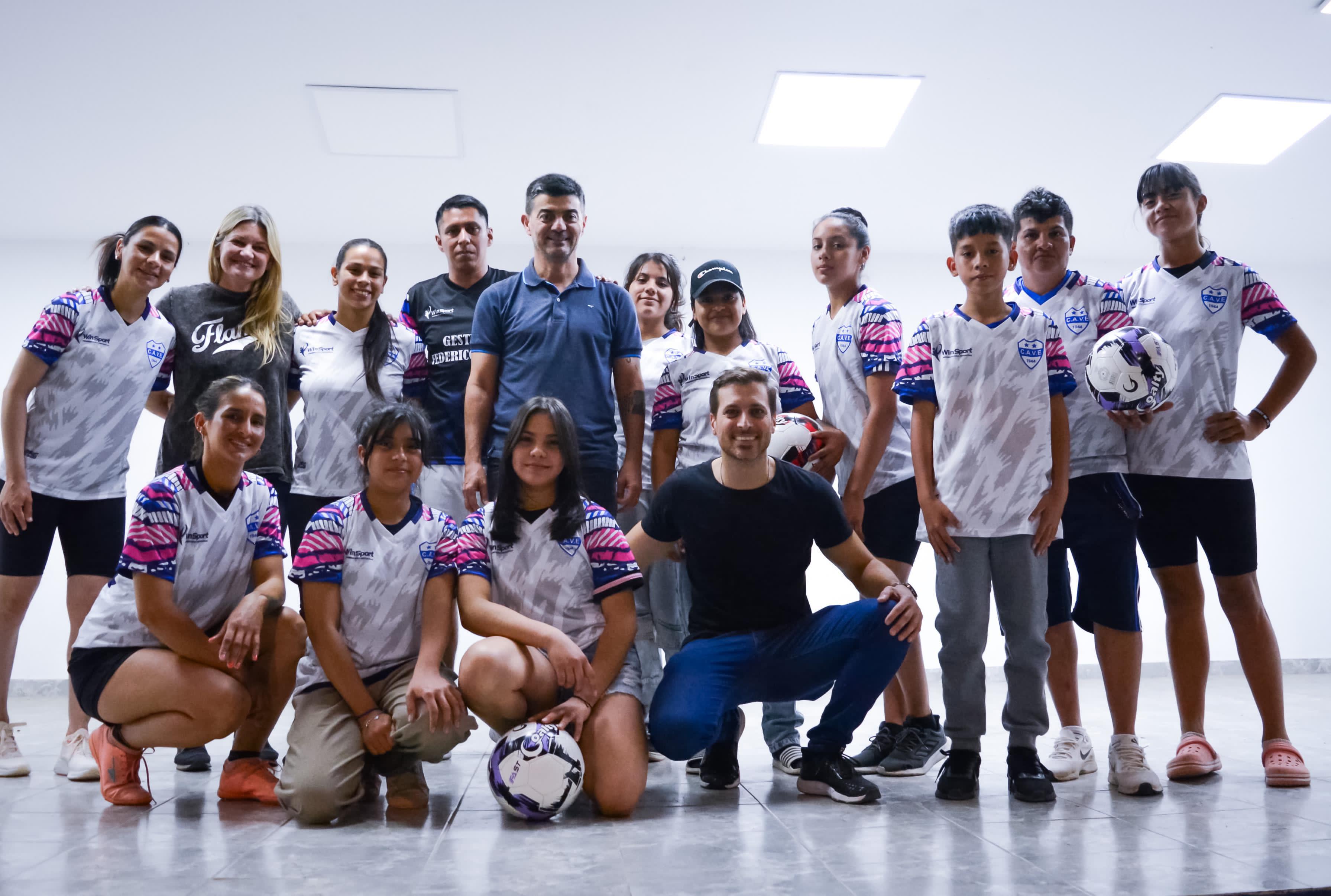 *LA VERDE: EL GOBIERNO PROVINCIAL ENTREGÓ ELEMENTOS DEPORTIVOS AL CLUB VILLA ELENA*