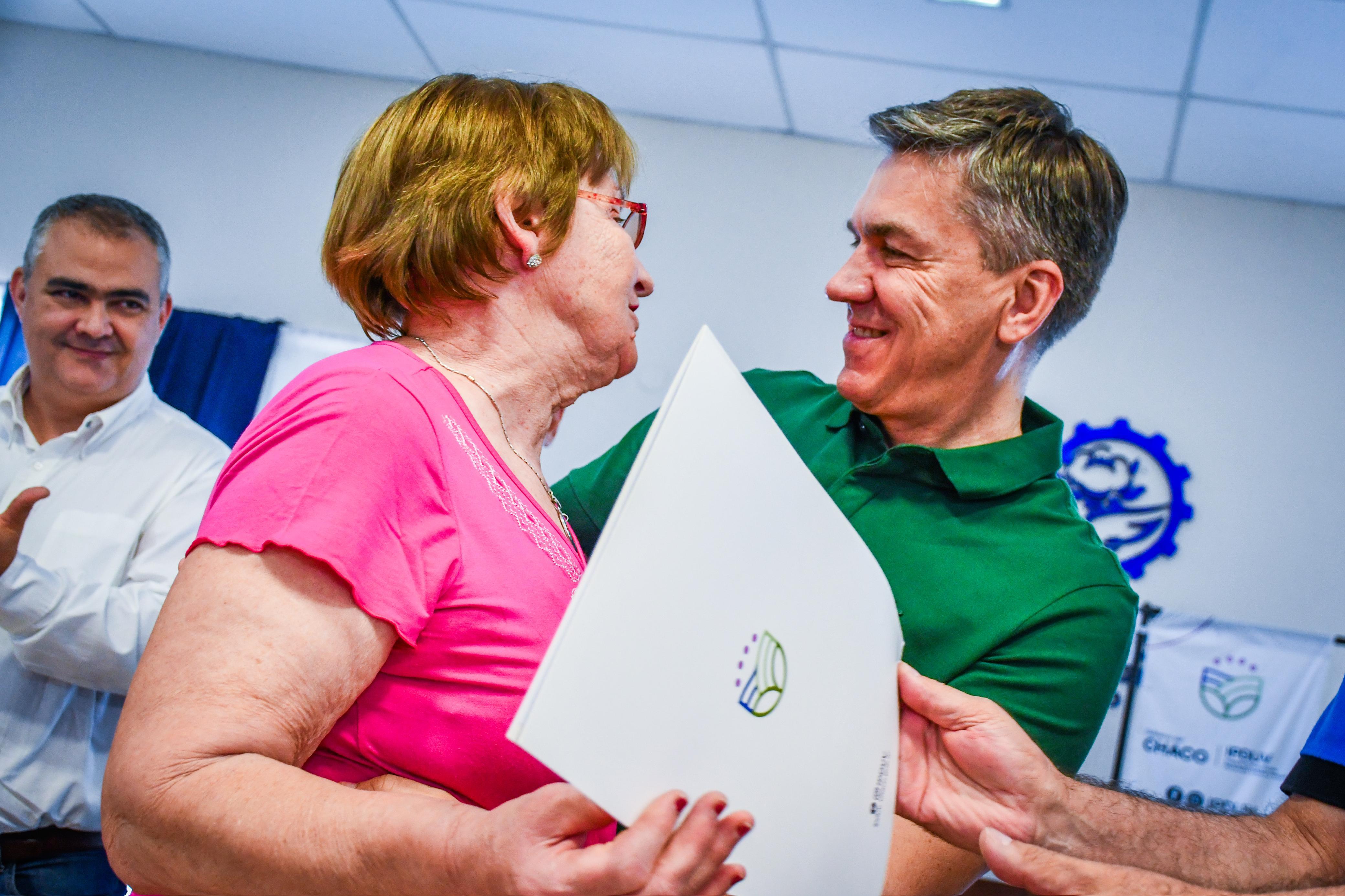 VILLA ÁNGELA: EL GOBERNADOR ZDERO ENTREGÓ 75 TÍTULOS DE PROPIEDAD