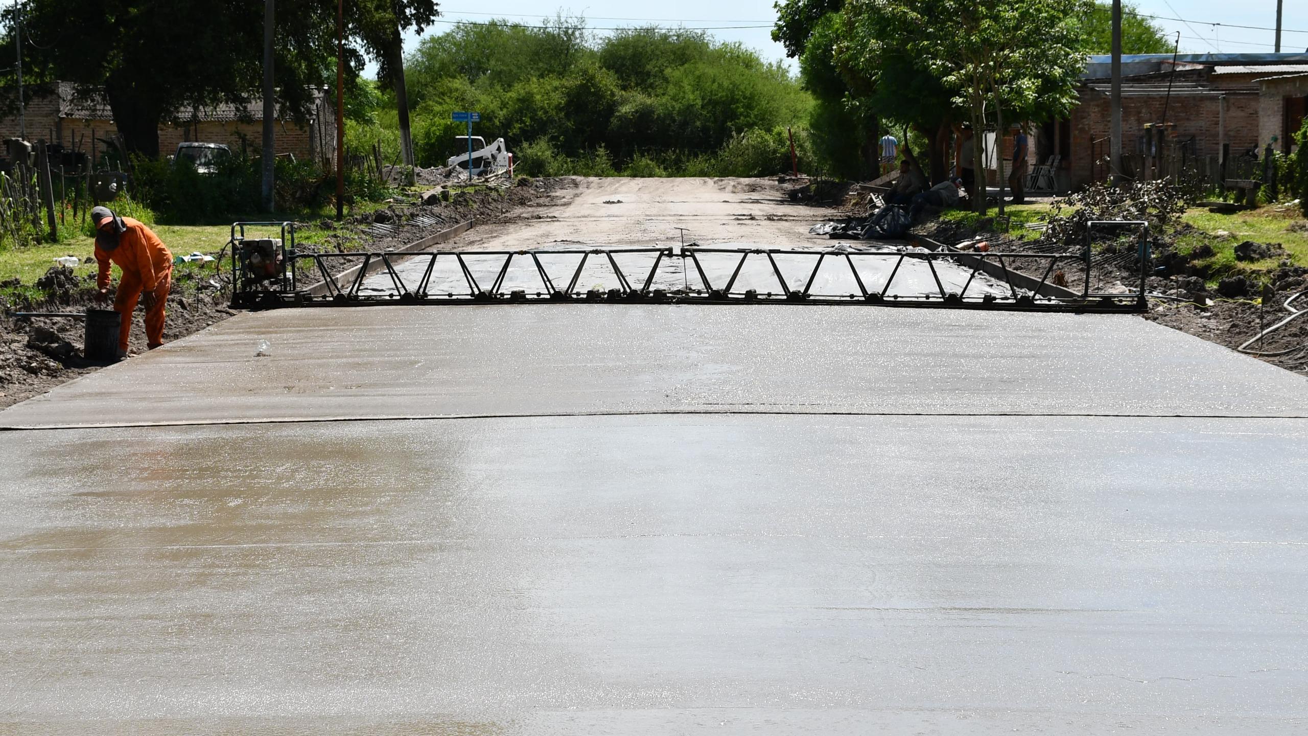 EL GOBIERNO PROVINCIAL EJECUTA CUADRAS DE PAVIMENTO URBANO EN LA LOCALIDAD DE COTE LAI