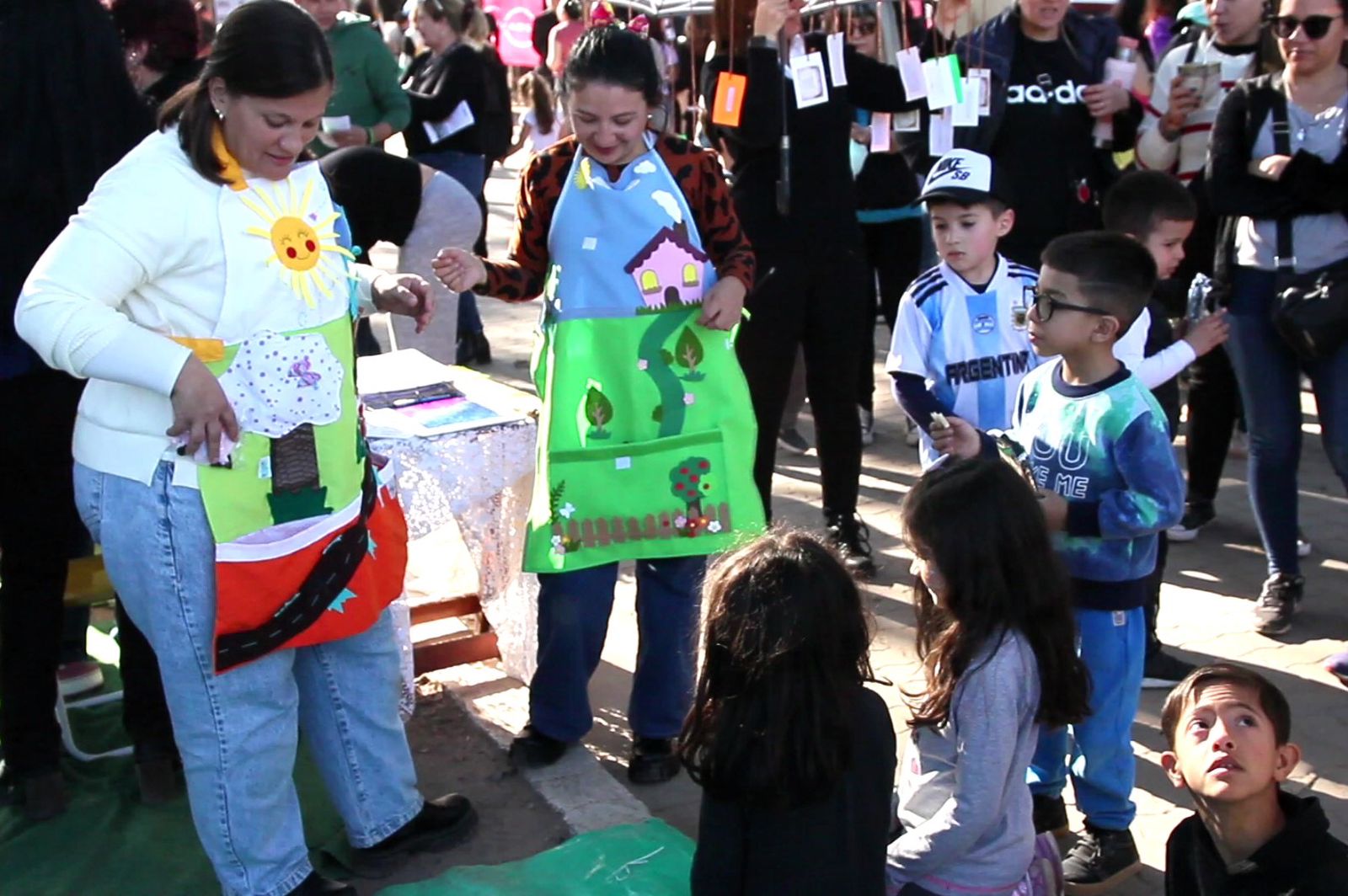 *EDUCACIÓN EN LA BIENAL: LOS MÁS CHIQUITOS DISFRUTARON DE UNA  DIVERTIDA PROPUESTA DE LECTURA*