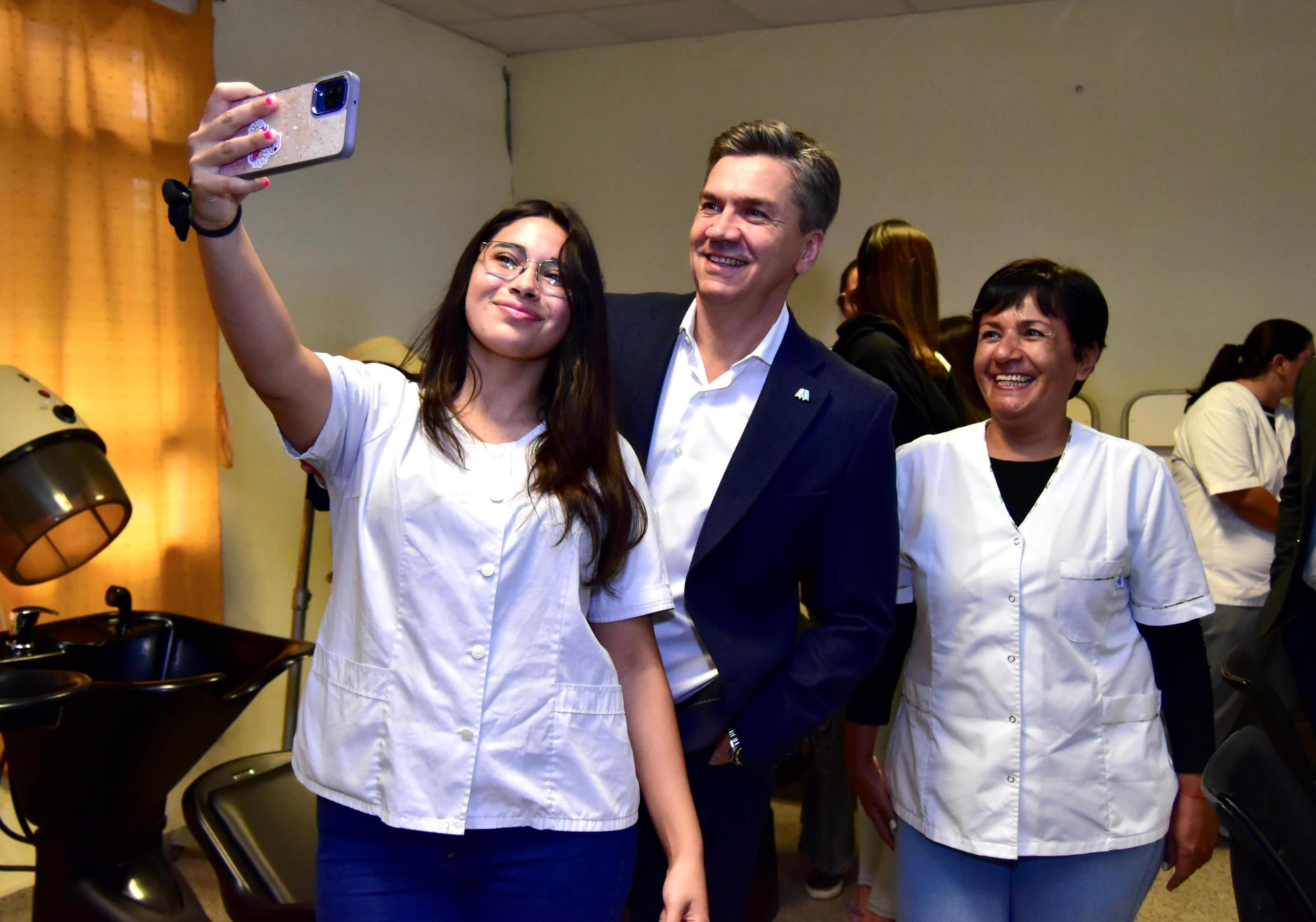 *BARRANQUERAS: EL GOBERNADOR ZDERO HABILITÓ LAS REFACCIONES DE LA ESCUELA DE FORMACIÓN PROFESIONAL Nº 10, RATIFICANDO LA IMPORTANCIA DE VINCULAR LA EDUCACIÓN CON EL TRABAJO*