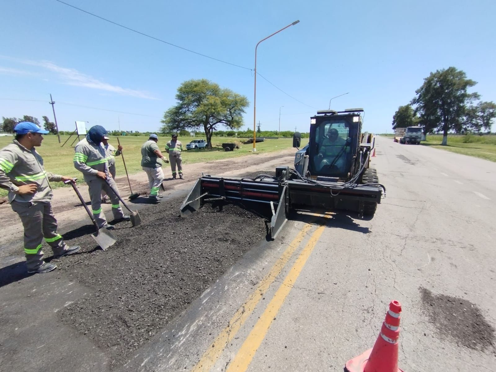 EL GOBIERNO PROVINCIAL TRABAJA EN EL MEJORAMIENTO DE LA RUTA 95 JUNTO A VIALIDAD NACIONAL