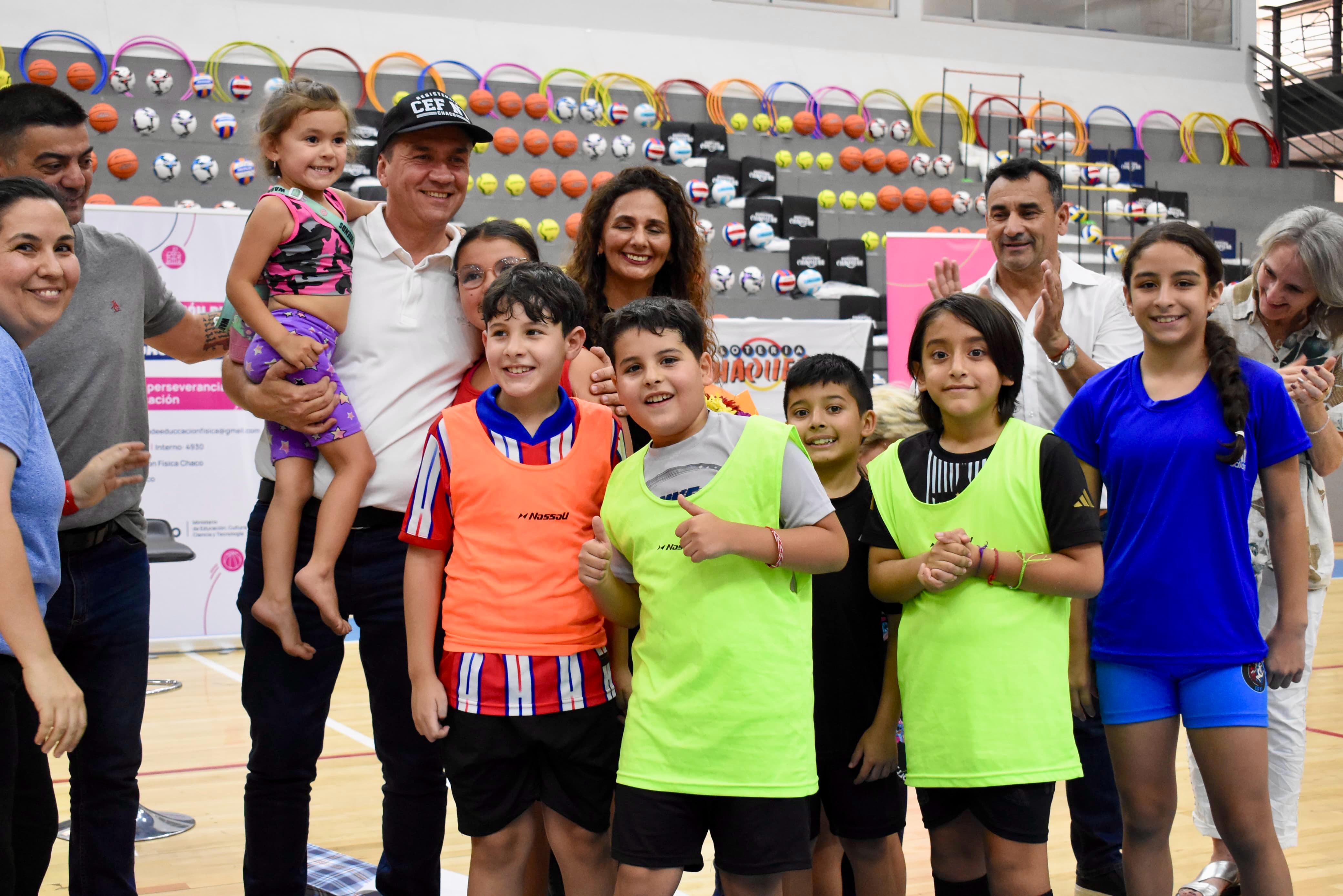 *EL GOBERNADOR ZDERO ENTREGÓ ELEMENTOS DEPORTIVOS A ESCUELAS DE LA REGIONAL 10: ”EL DEPORTE CUMPLE UN ROL FUNDAMENTAL EN LA FORMACIÓN DE LAS PERSONAS"- AFIRMÓ.*