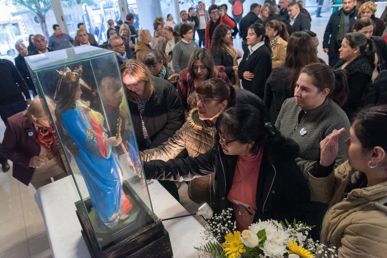 *ZDERO RECIBIÓ LA IMAGEN DE LA VIRGEN MARÍA AUXILIADORA EN CASA DE GOBIERNO*