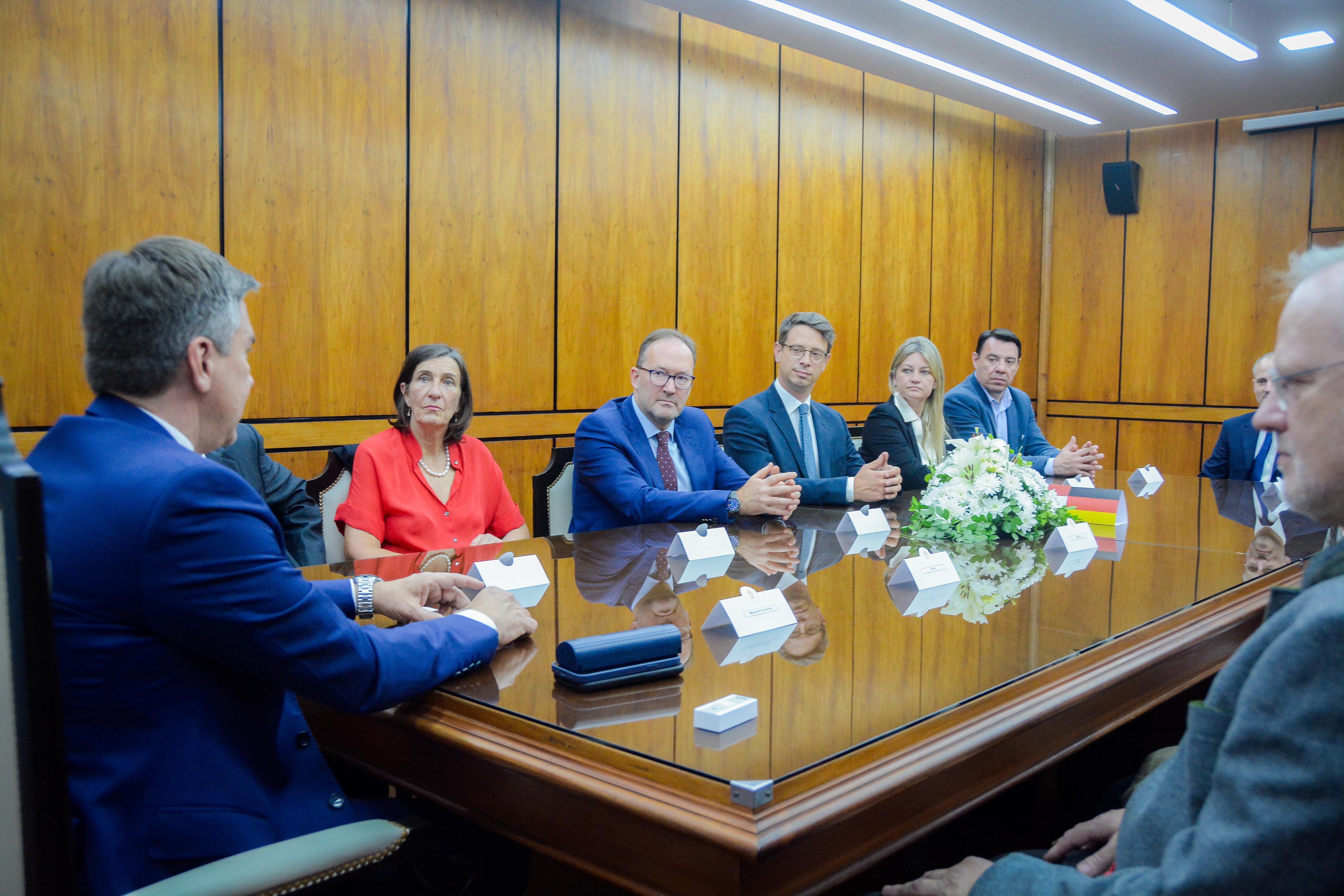 *EL GOBERNADOR LEANDRO ZDERO RECIBIÓ A LOS EMBAJADORES DE AUSTRIA, HUNGRÍA, BÉLGICA Y ALEMANIA*