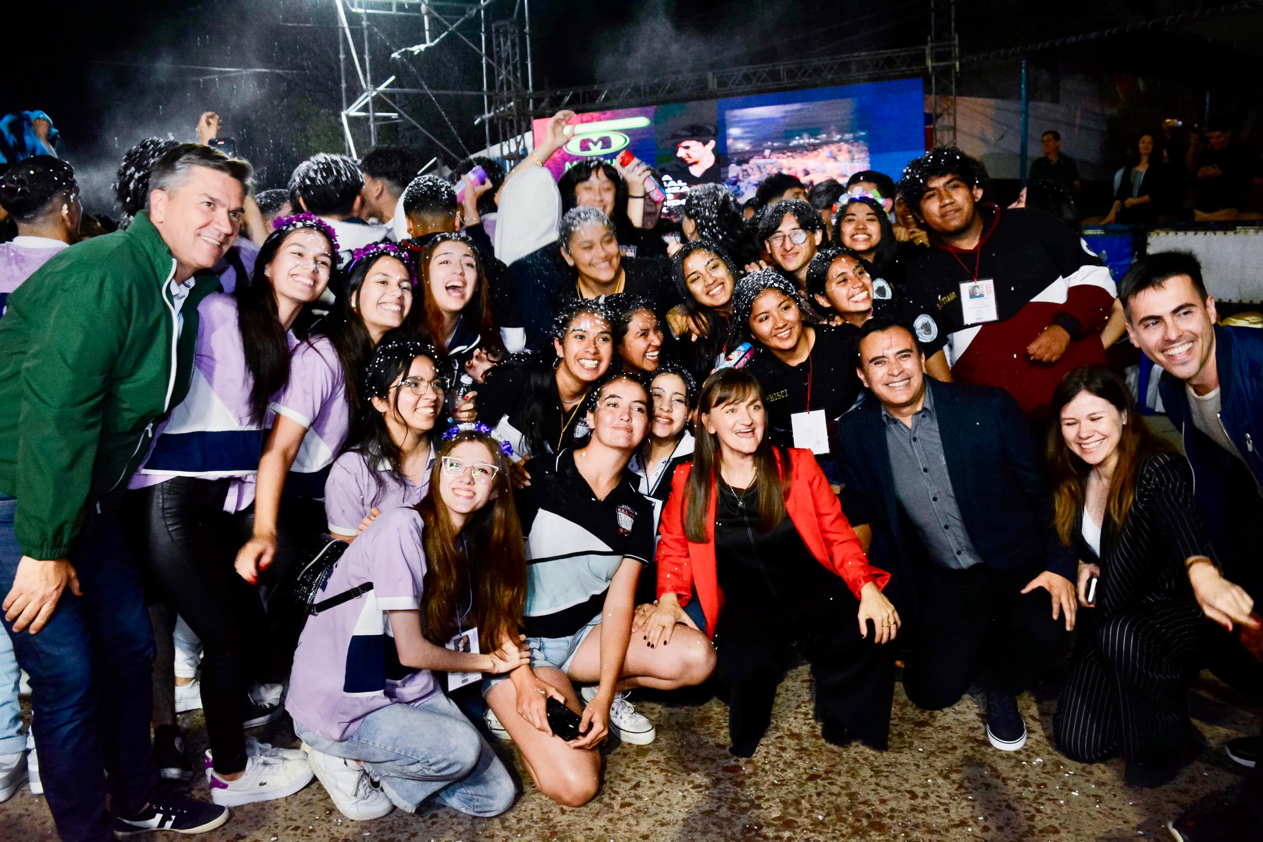 LAS BREÑAS: EL GOBERNADOR ZDERO ACOMPAÑÓ EL DESFILE PROVINCIAL DE CARROZAS DE LOS ESTUDIANTES
