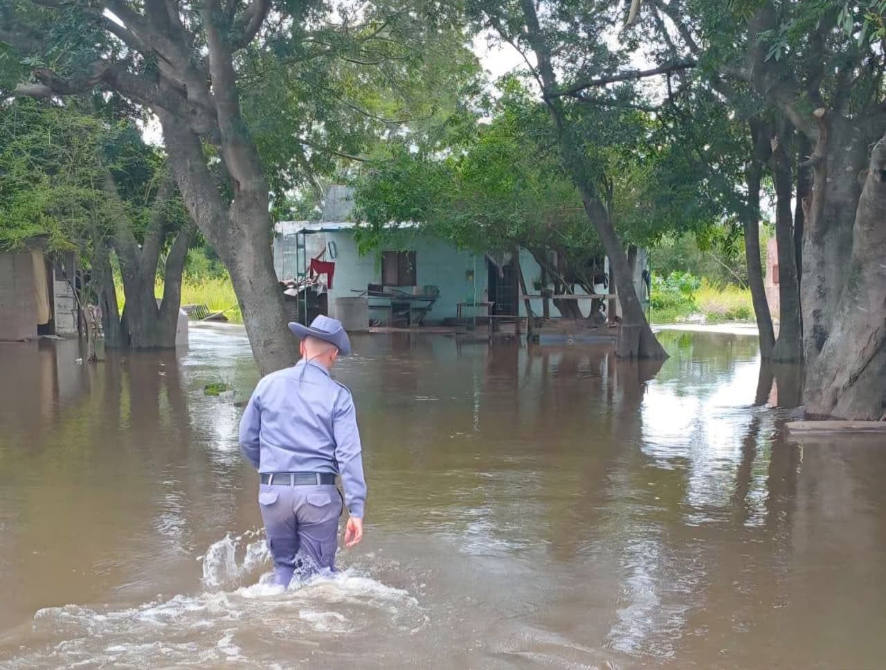 *LA POLIC&Iacute;A DEL CHACO ASISTE A FAMILIAS Y RESCATA ANIMALES AFECTADOS POR LA CRECIDA DE LOS R&Iacute;OS*