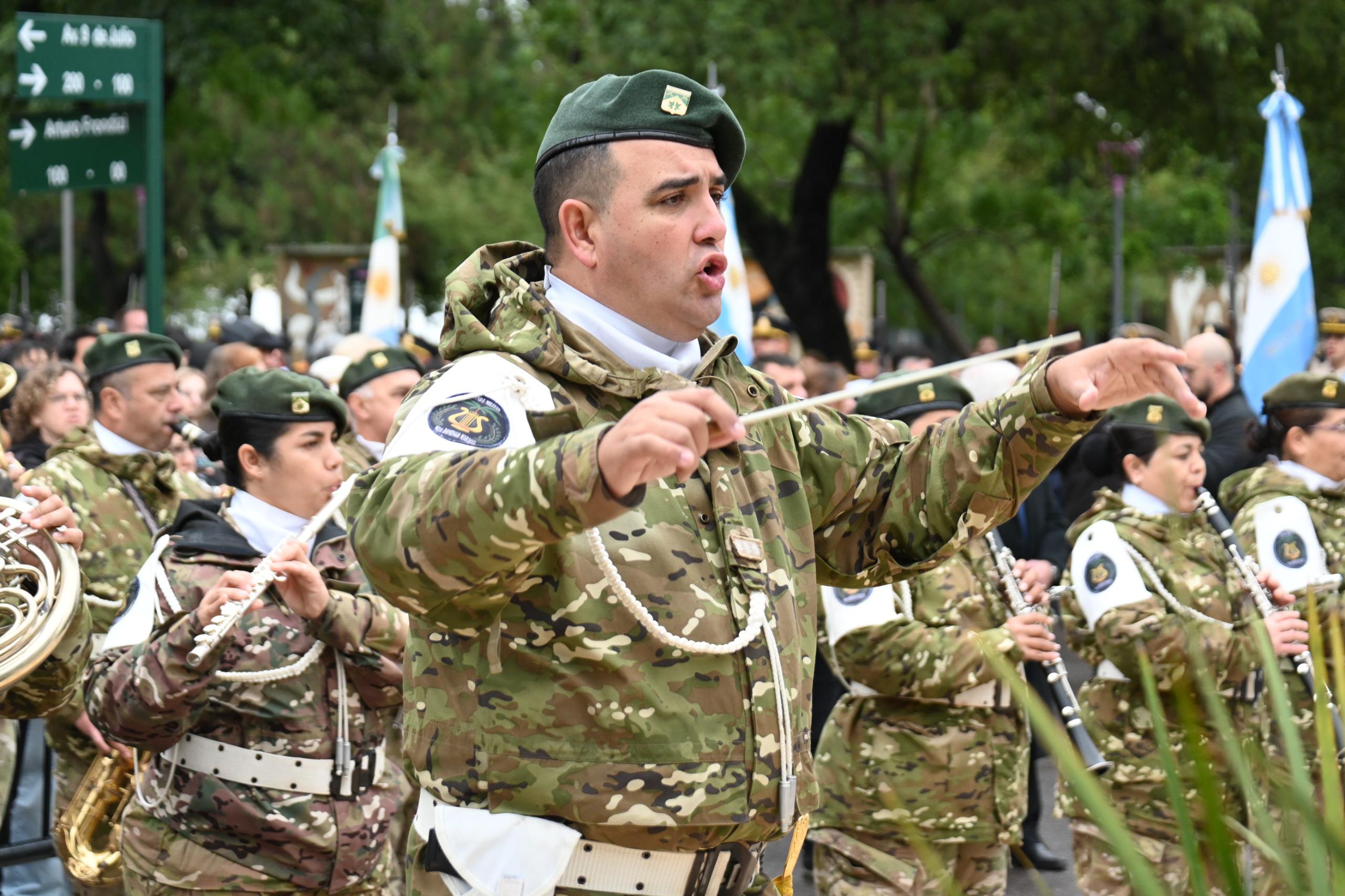 LA LLOVIZNA NO DETUVO EL HOMENAJE A BELGRANO, PERO LA PROMESA SE REPROGRAMÓ POR REGUARDO DE LOS ALUMNOS