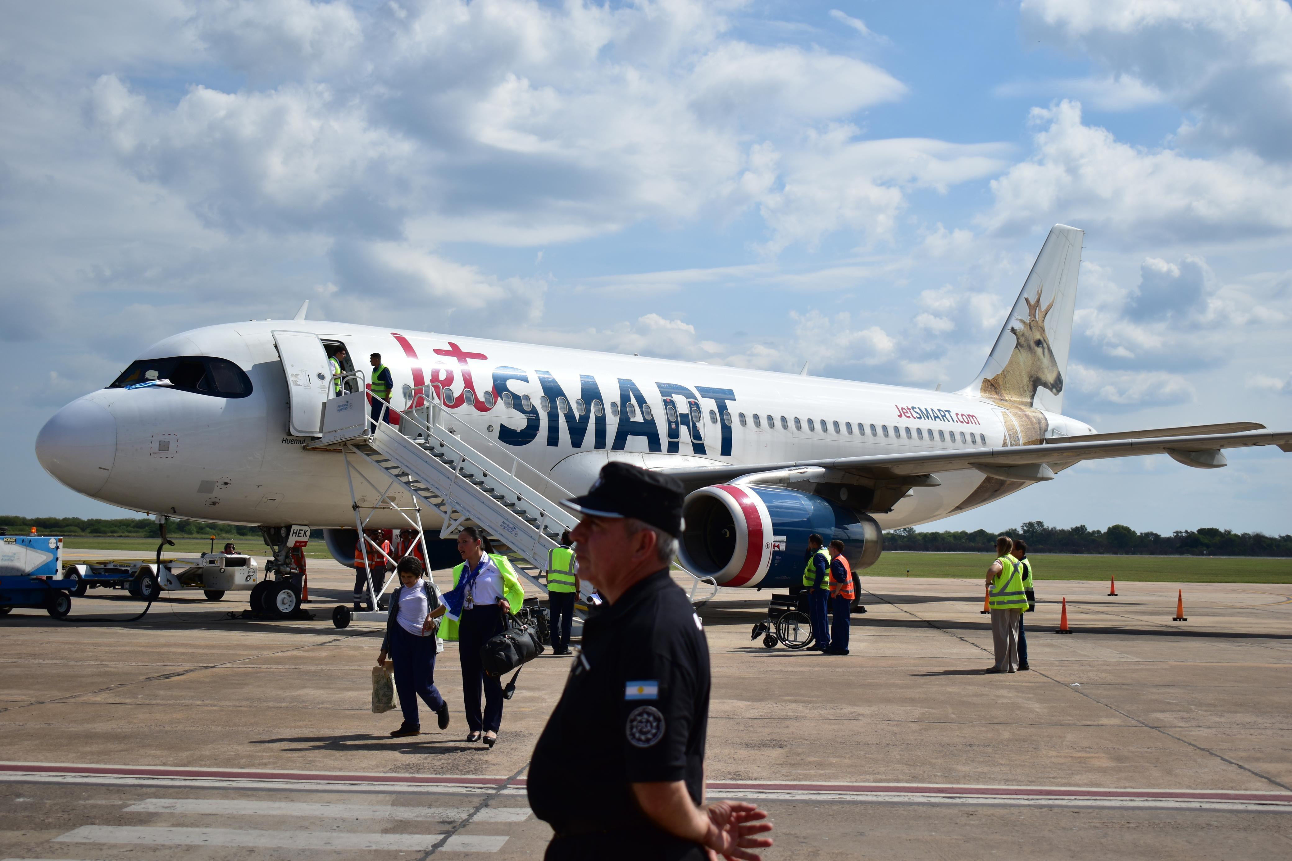 *EL GOBERNADOR ZDERO ACOMPAÑÓ LA LLEGADA DEL  VUELO INAUGURAL DE JETSMART EN RESISTENCIA*