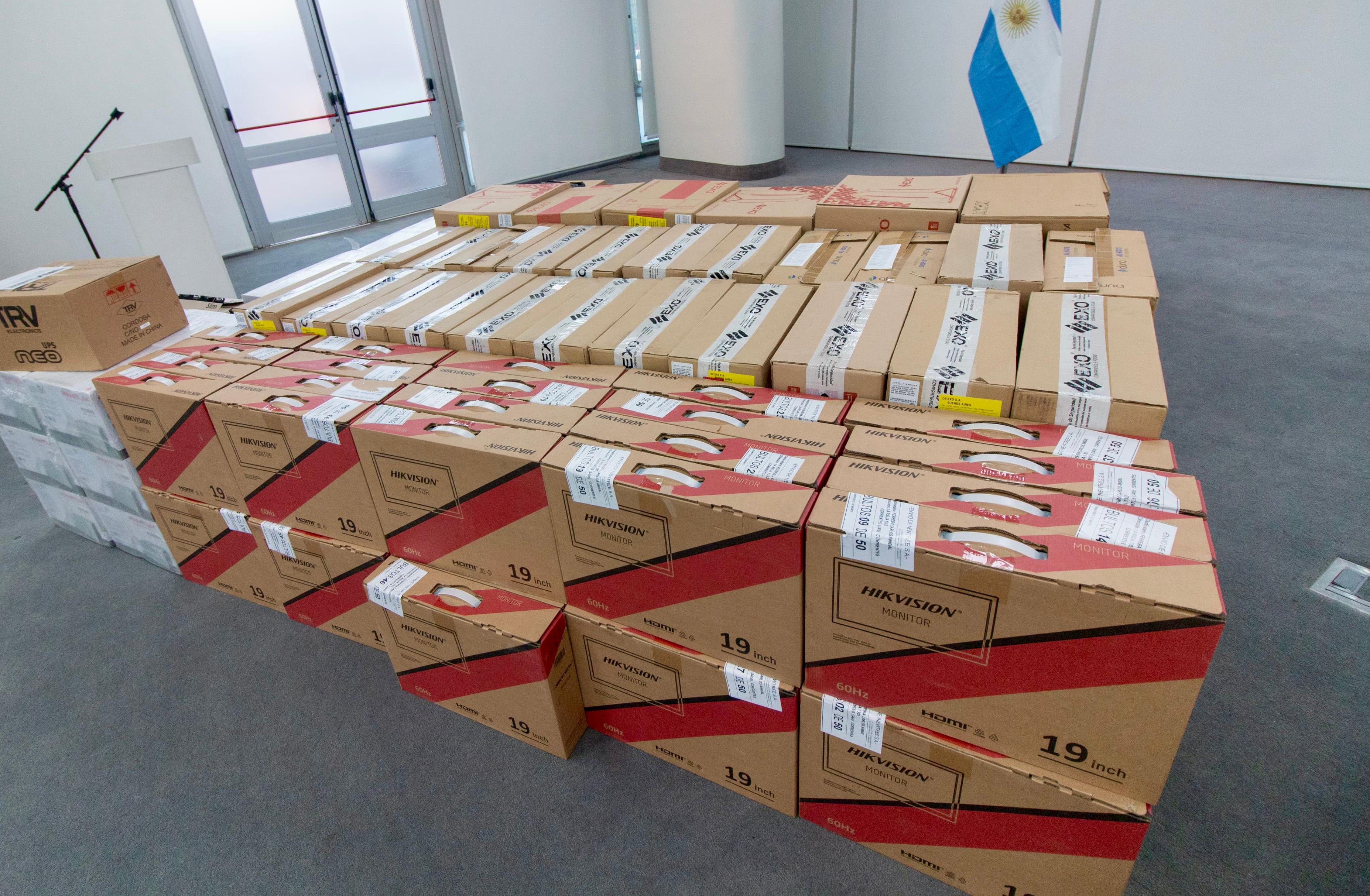 EL GOBERNADOR ZDERO ENTREGÓ EQUIPOS INFORMÁTICOS PARA REGISTROS CIVILES DE TODA LA PROVINCIA