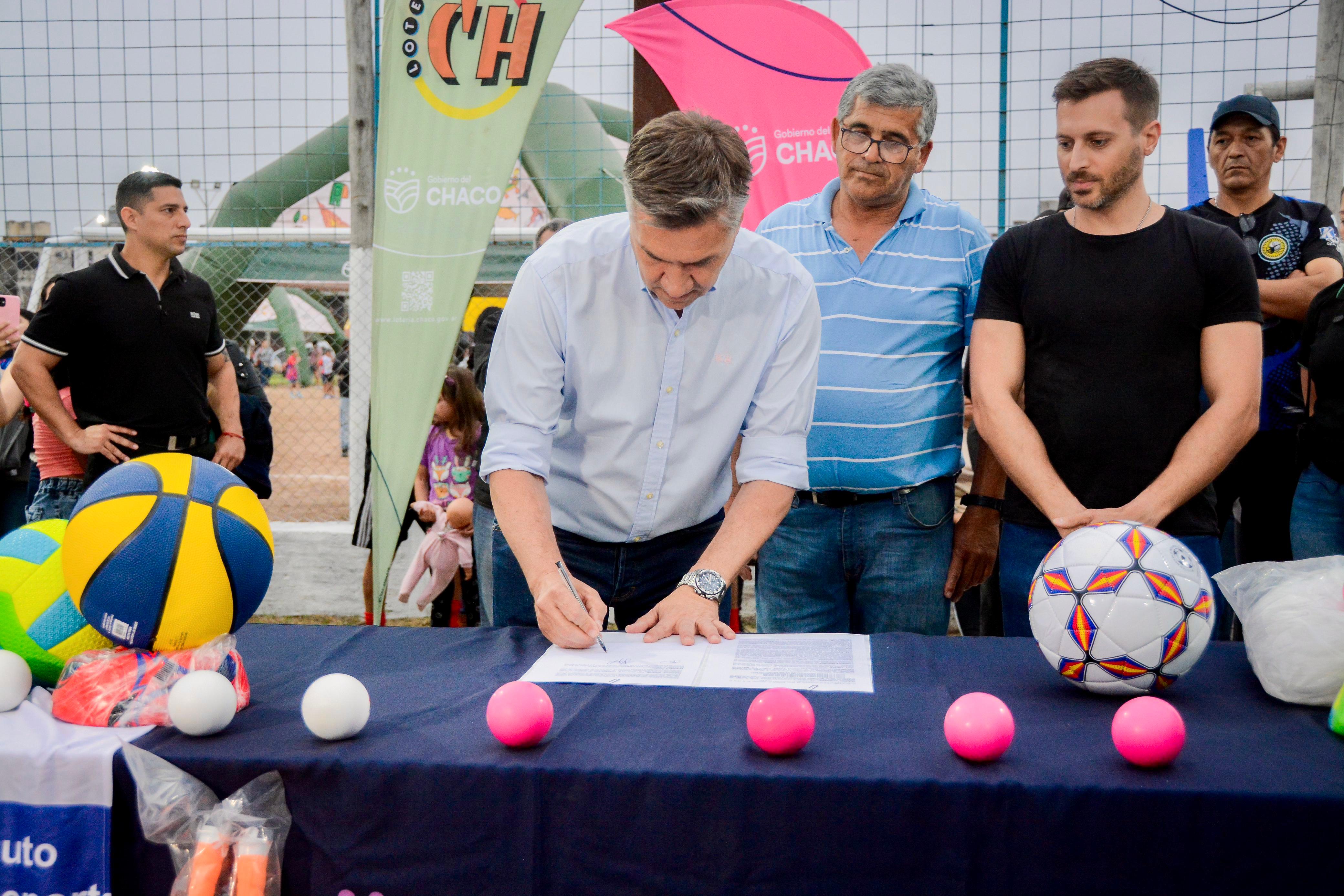 BARRIO UPCP: EL GOBERNADOR ZDERO INAUGURÓ 21 CUADRAS DE PAVIMENTO Y ANUNCIÓ IMPORTANTES OBRAS PARA EL CLUB
